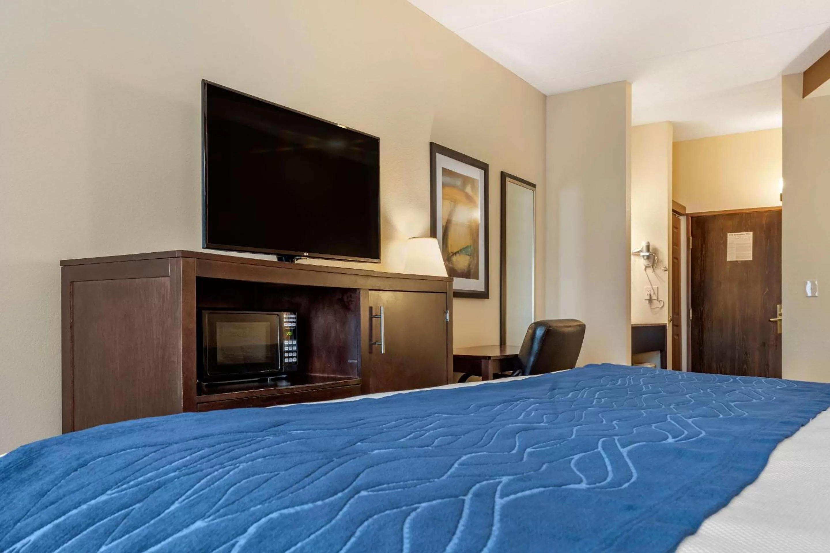 Photo of the whole room, Bed in Comfort Inn & Suites Butler