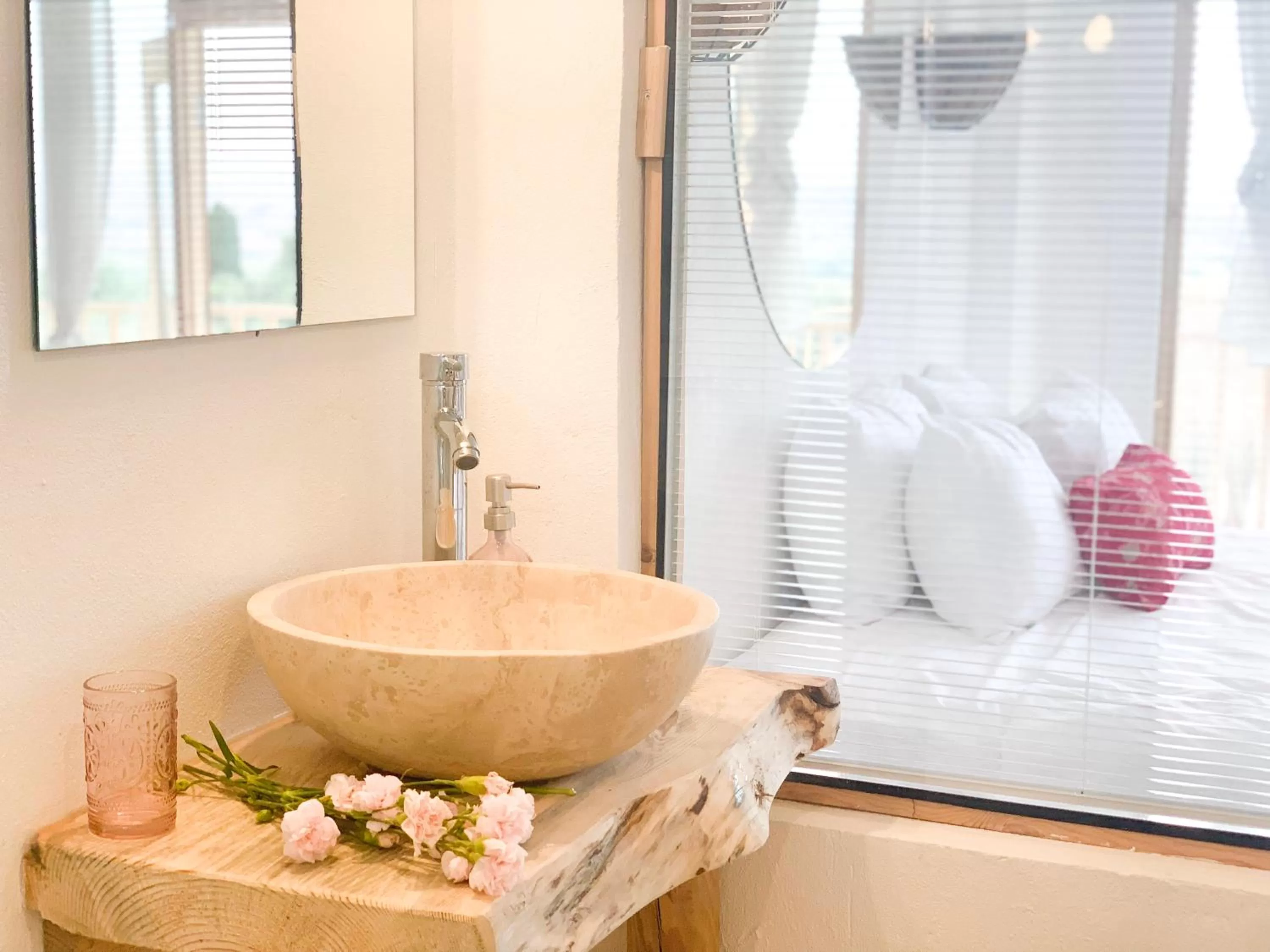 Bathroom, Bed in Alaçatı Barbarossa Hotel