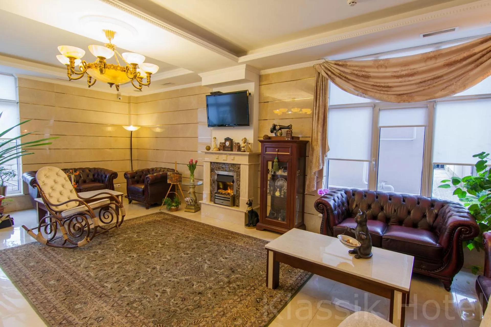 Communal lounge/ TV room in Klassik Hotel