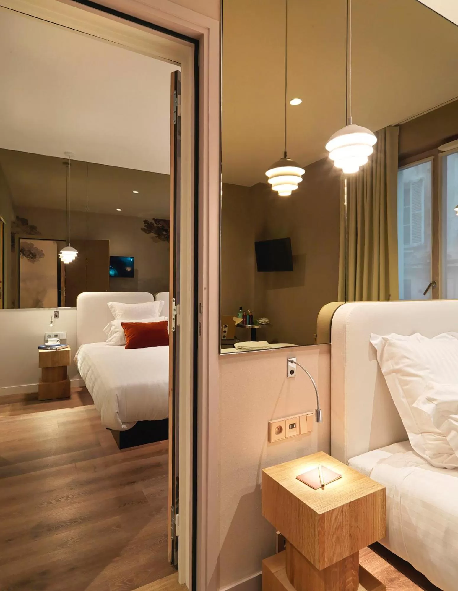 Bathroom, Bed in Le Katorze Hôtel