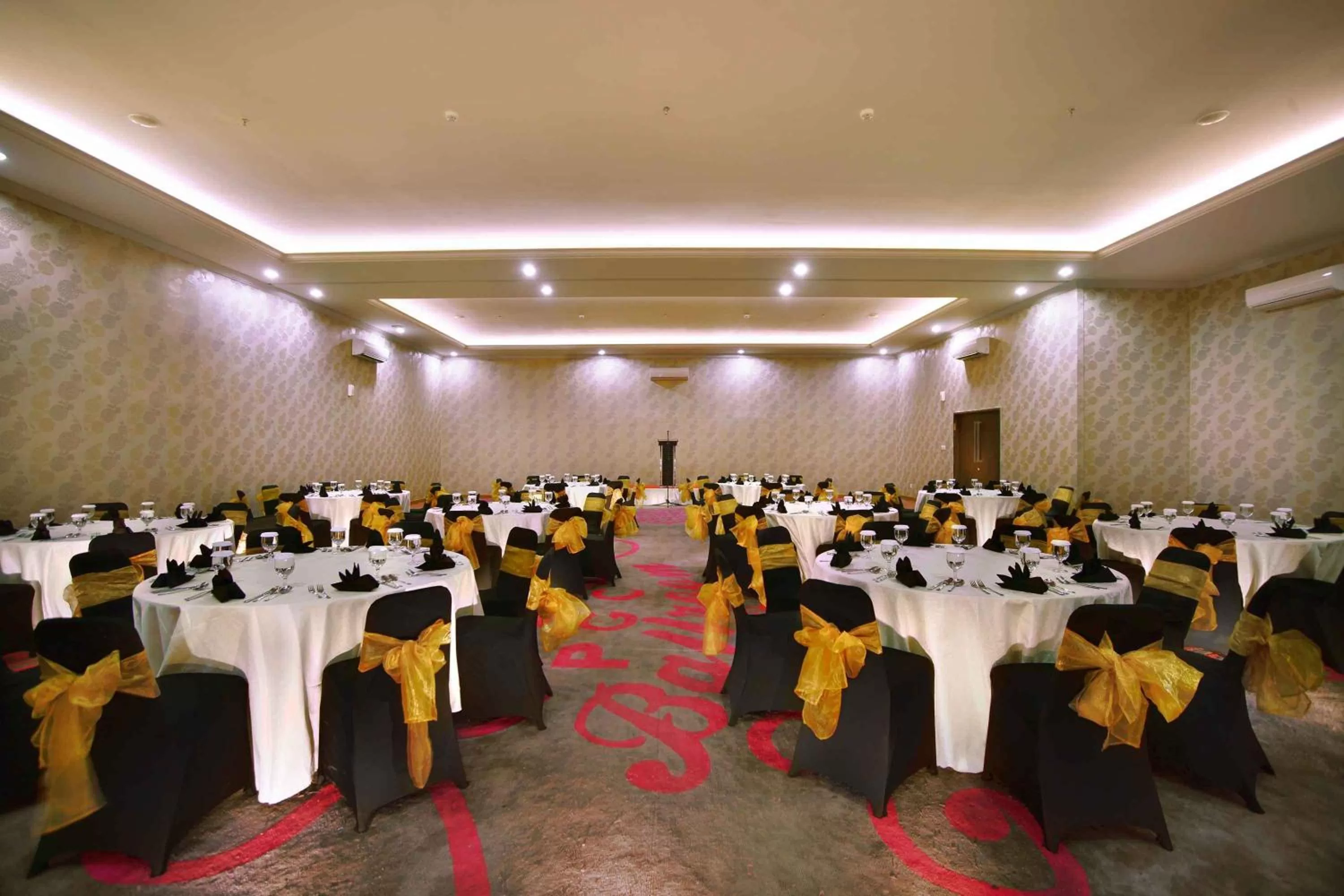 Business facilities in favehotel PGC Cililitan