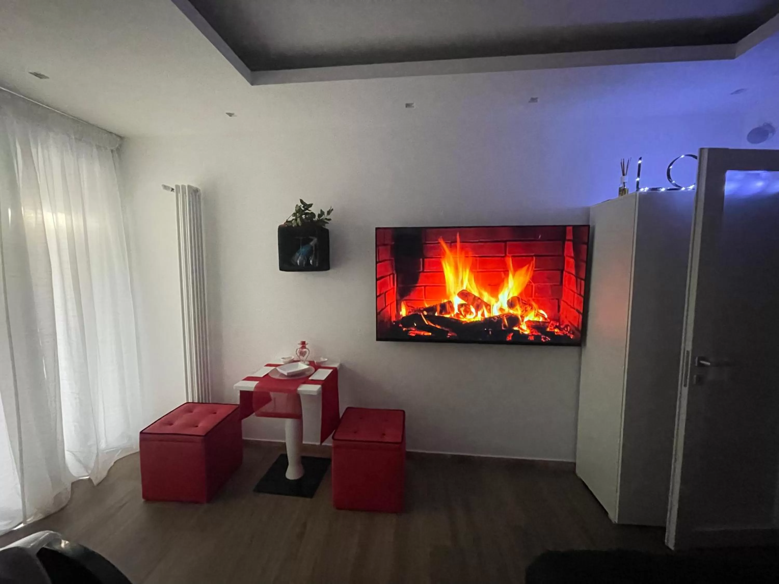 TV/Entertainment Center in Due Cuori Suite con vasca idromassaggi