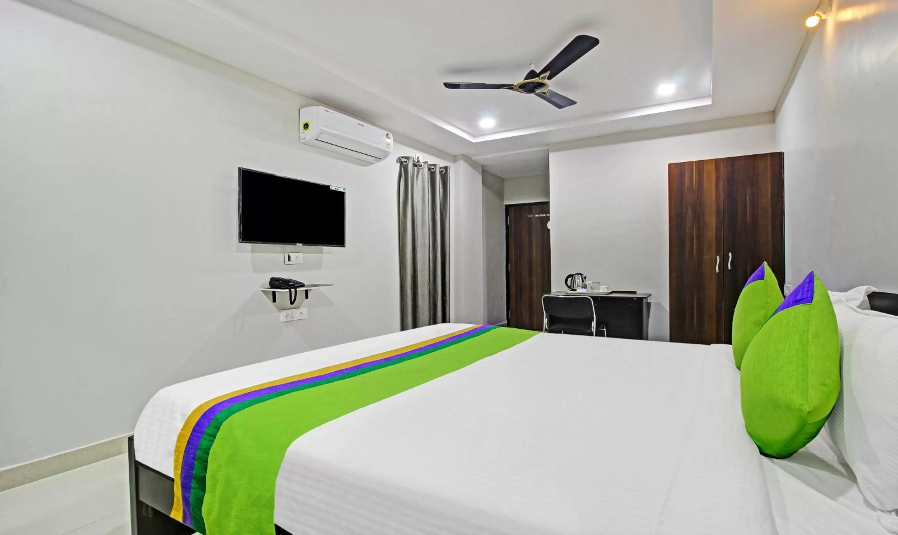 Bedroom, Bed in Itsy Hotels Sunrise Grand, Hitech City