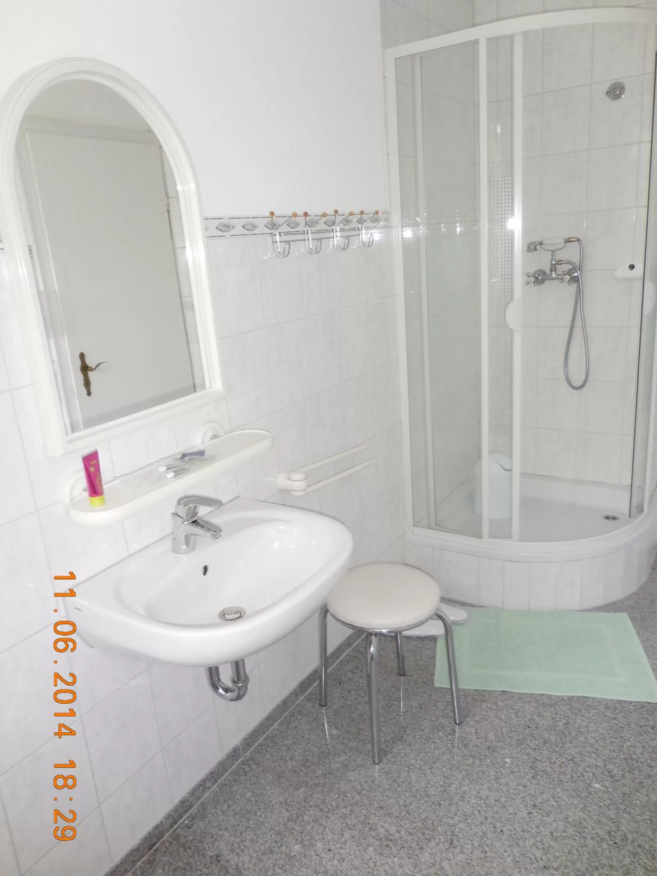 Shower in Hotel Athos