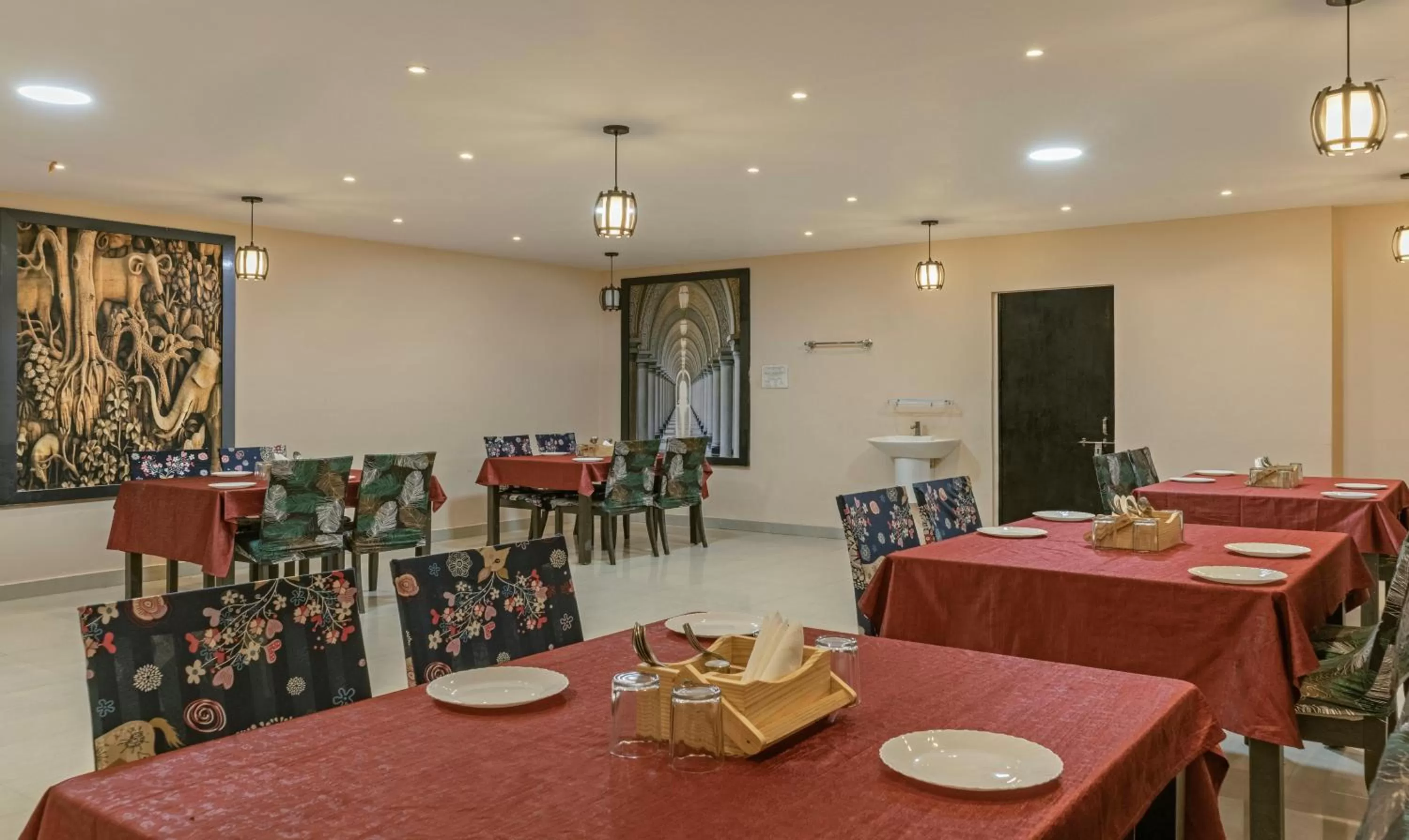 Restaurant/places to eat in Itsy Hotels Kashi Grand, BHU