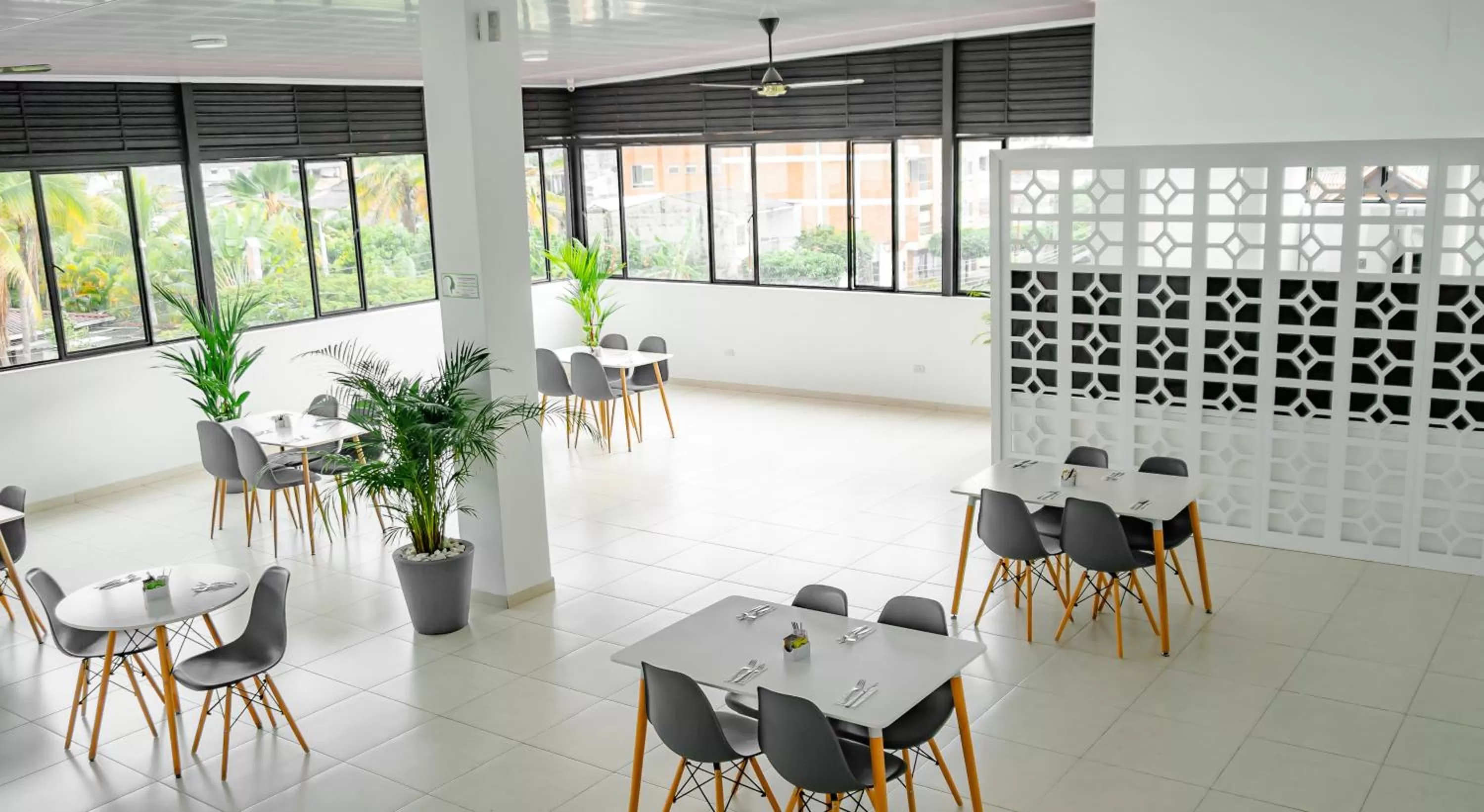 Restaurant/Places to Eat in Hotel Le Falep