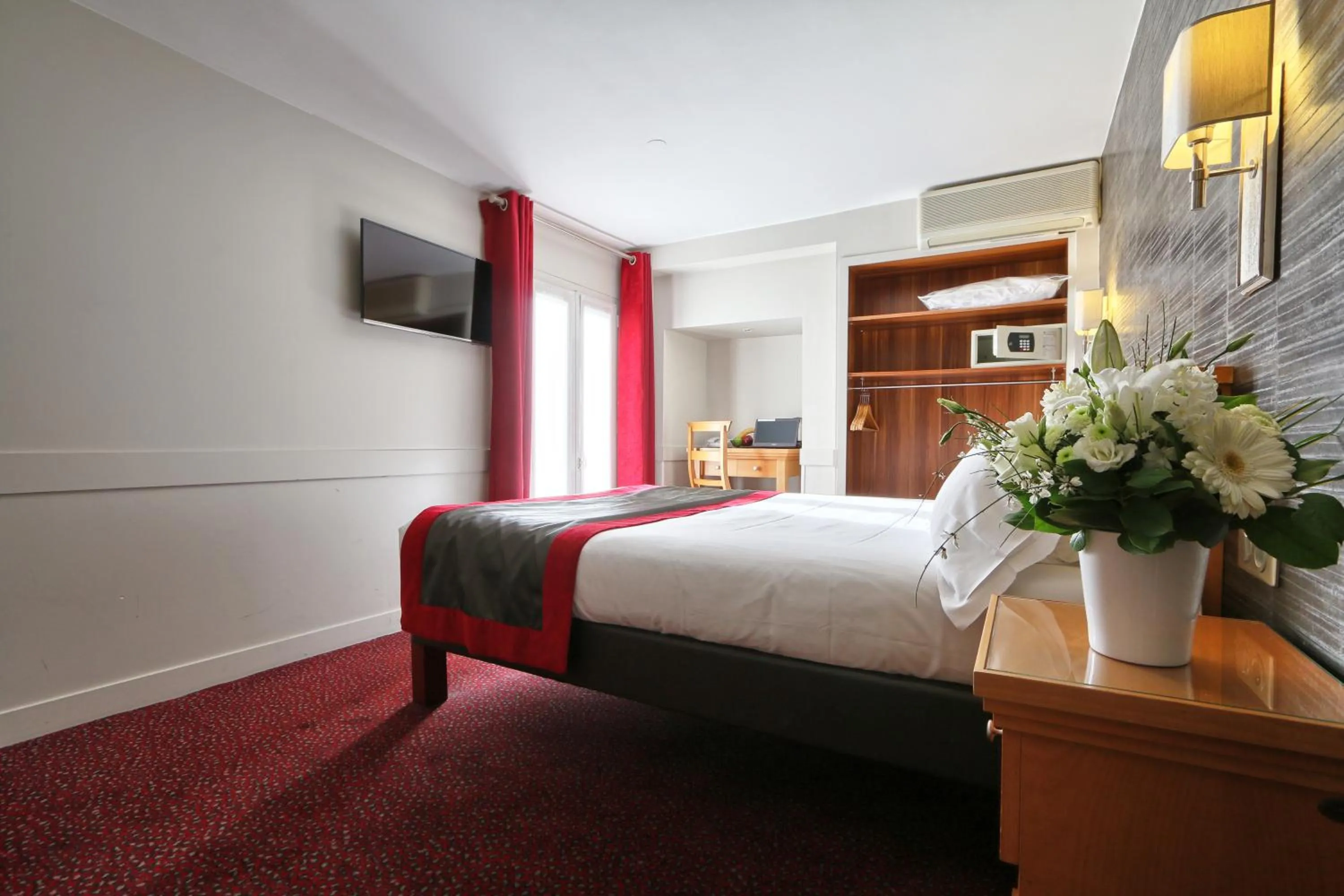 Day, Bed in Hôtel Mondial