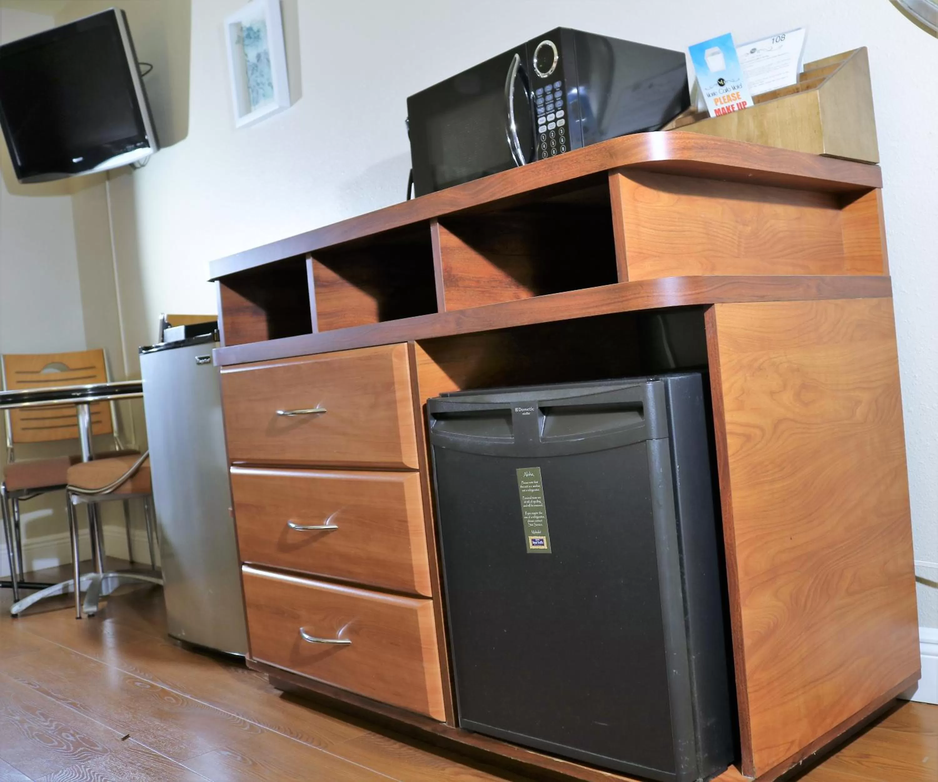 Food and drinks, TV/Entertainment Center in Monte Carlo Inn- Near Disney