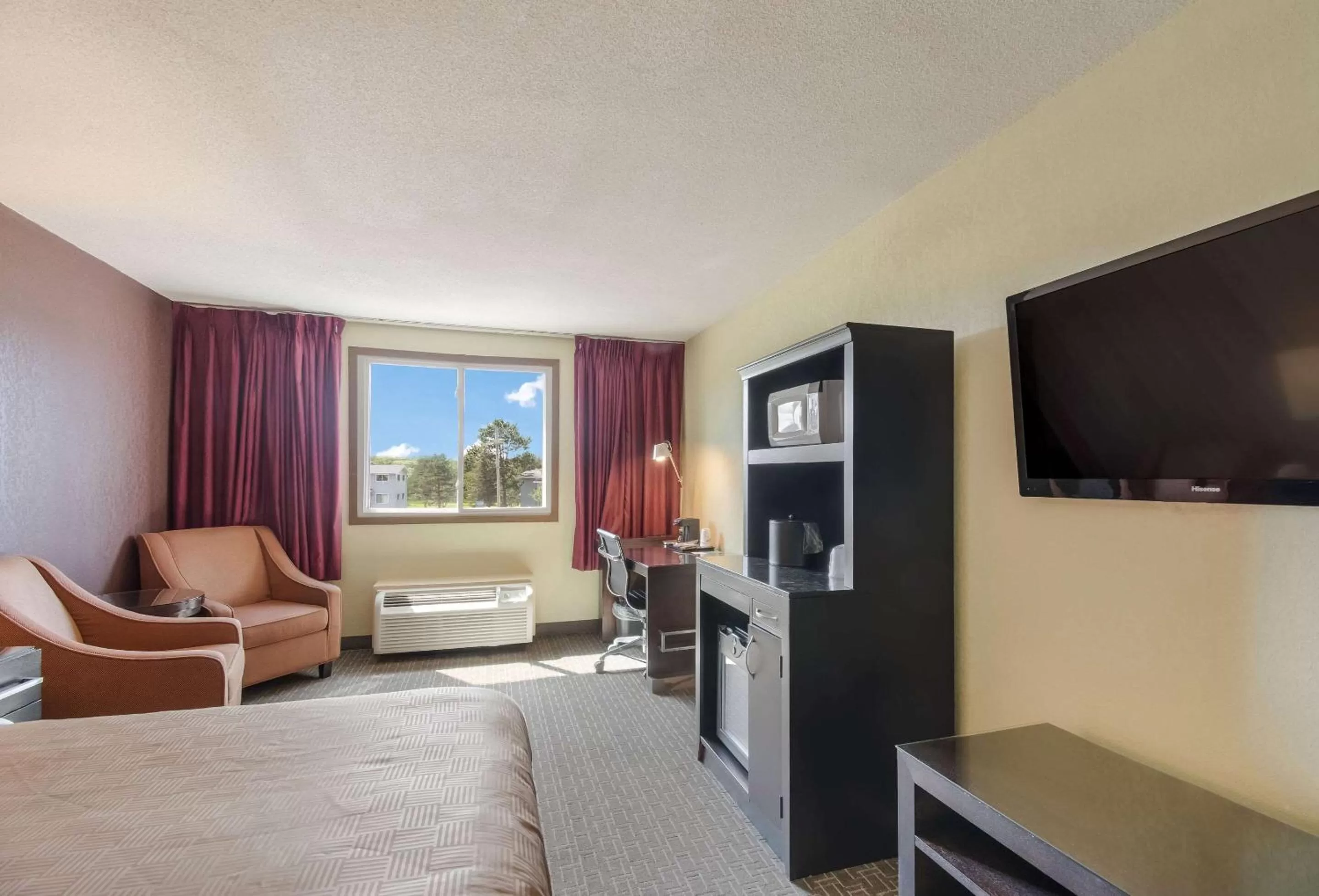 Bedroom, TV/Entertainment Center in Clarion Inn