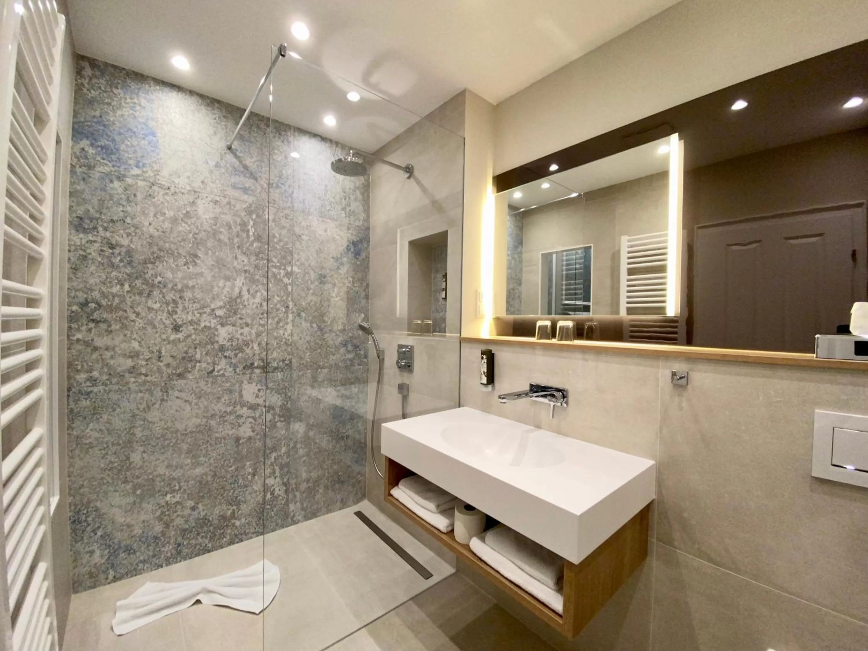 Shower in Hotel West an der Bockenheimer Warte