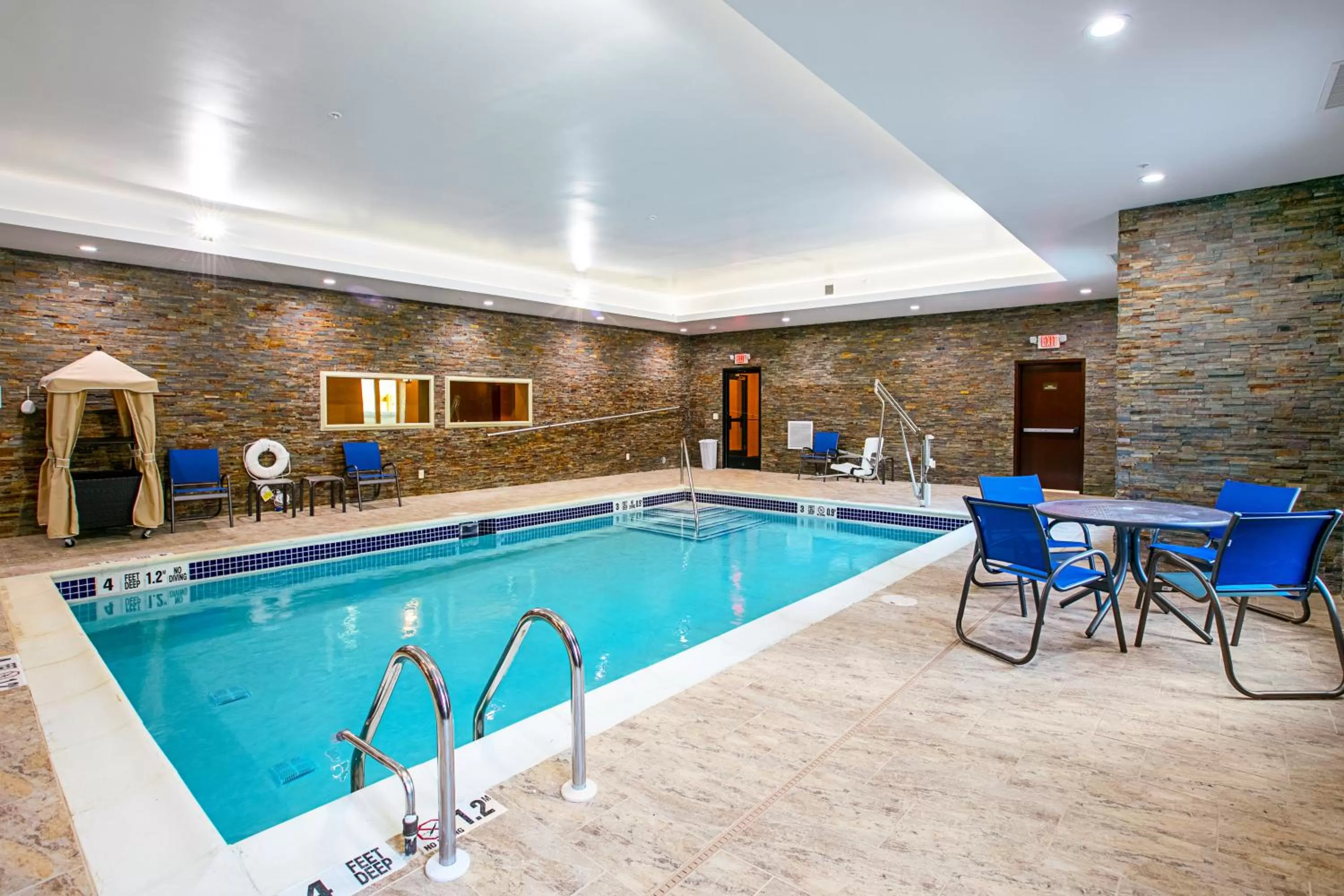 Swimming pool in Comfort Suites Fishkill near Interstate 84
