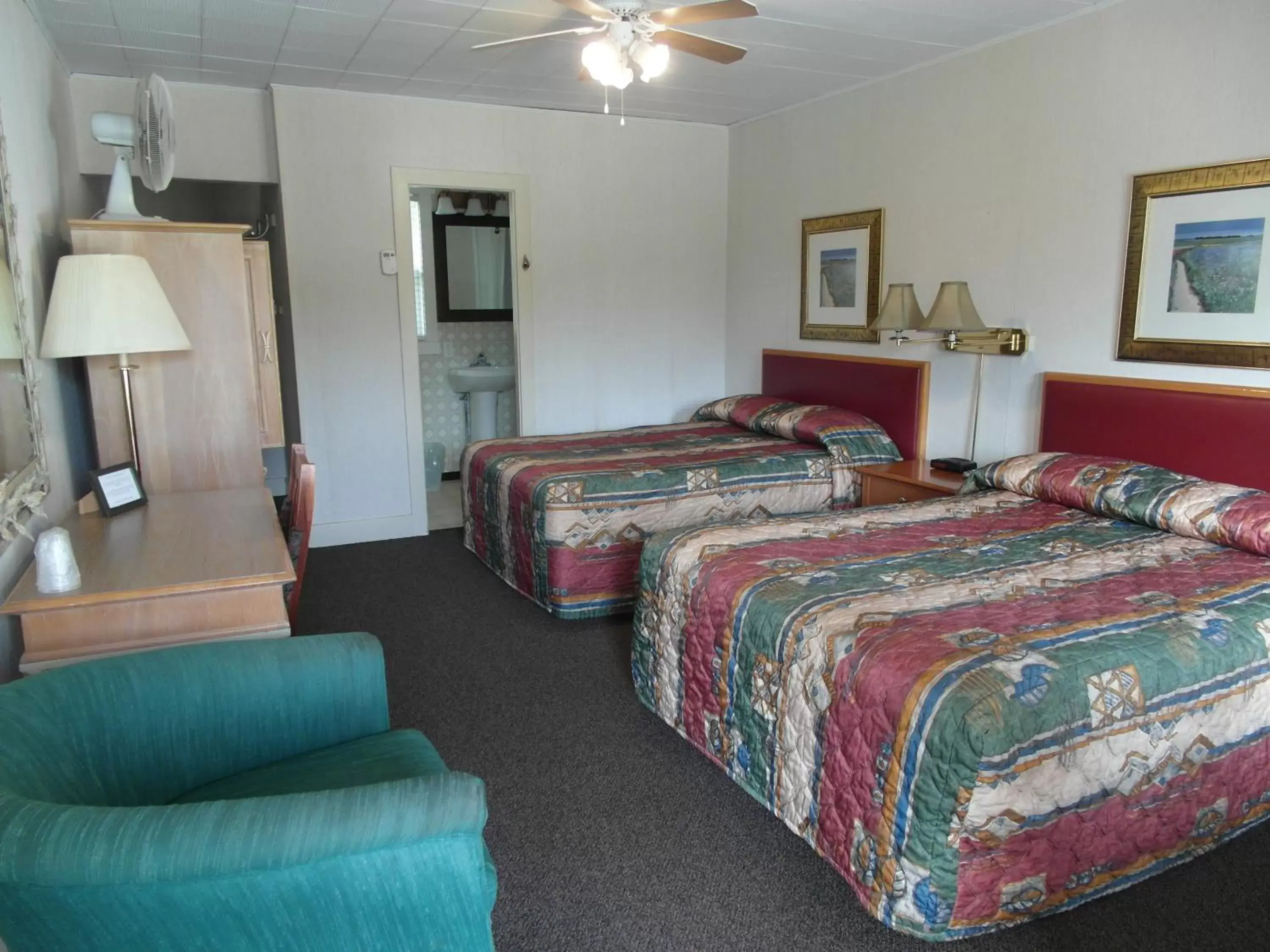 Budget Double Room in The Lionstone Inn Motel and Cottages Budget Double Room in The Lionstone Inn Motel and Cottages