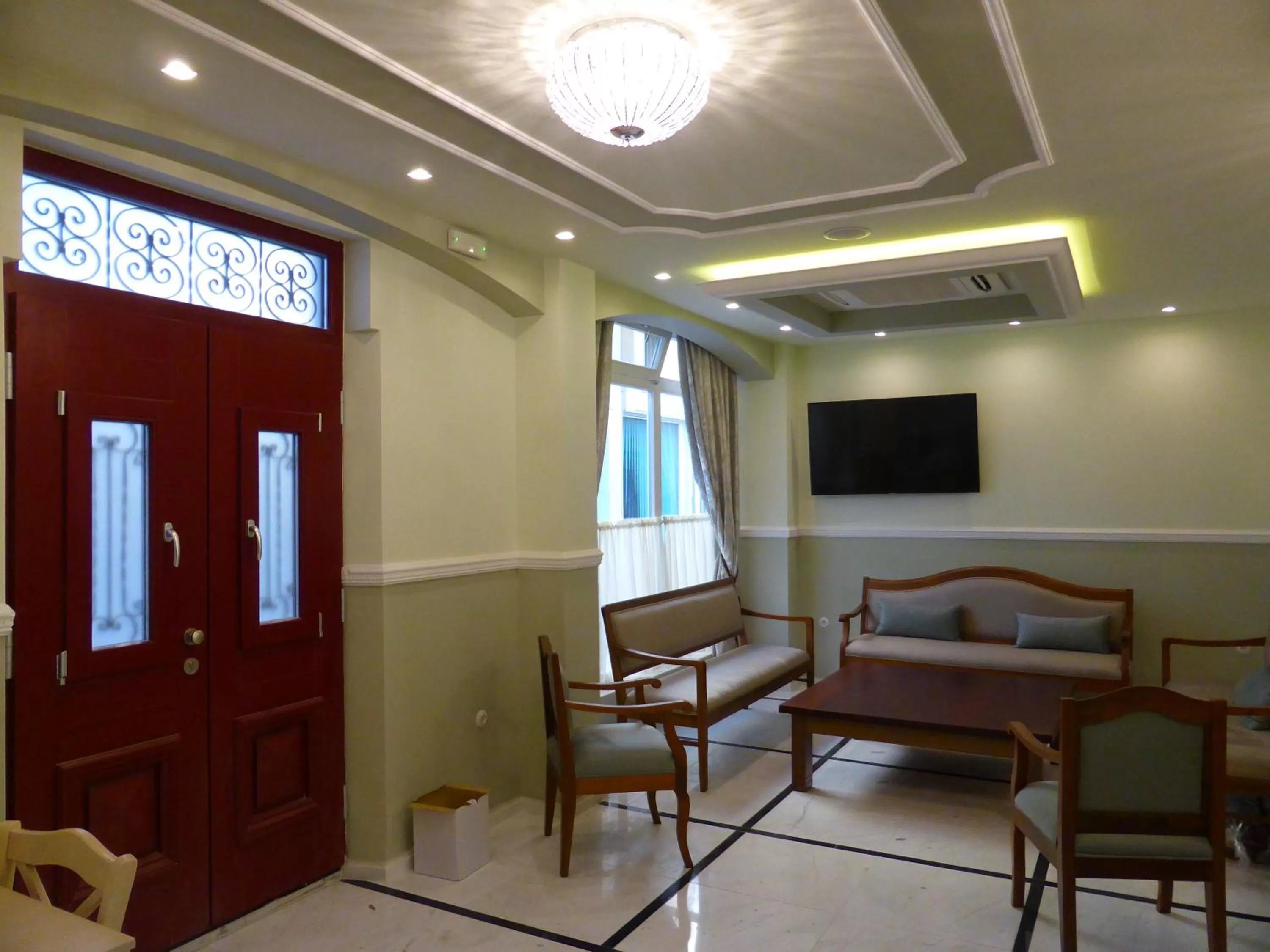 Communal lounge/ TV room in HOTEL TSARSI