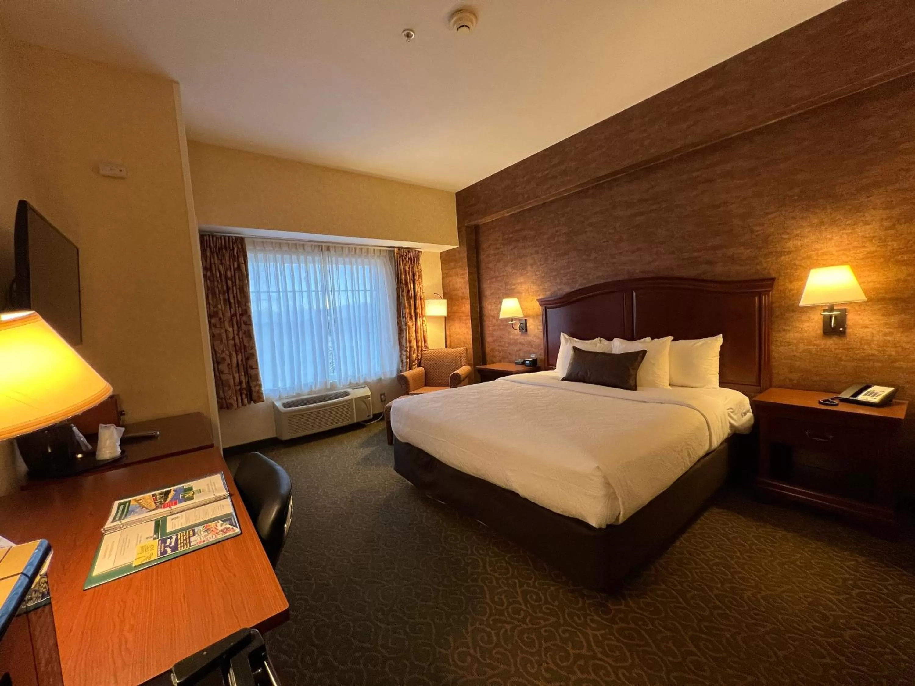 Bed in Maine Evergreen Hotel, an Ascend Collection Hotel