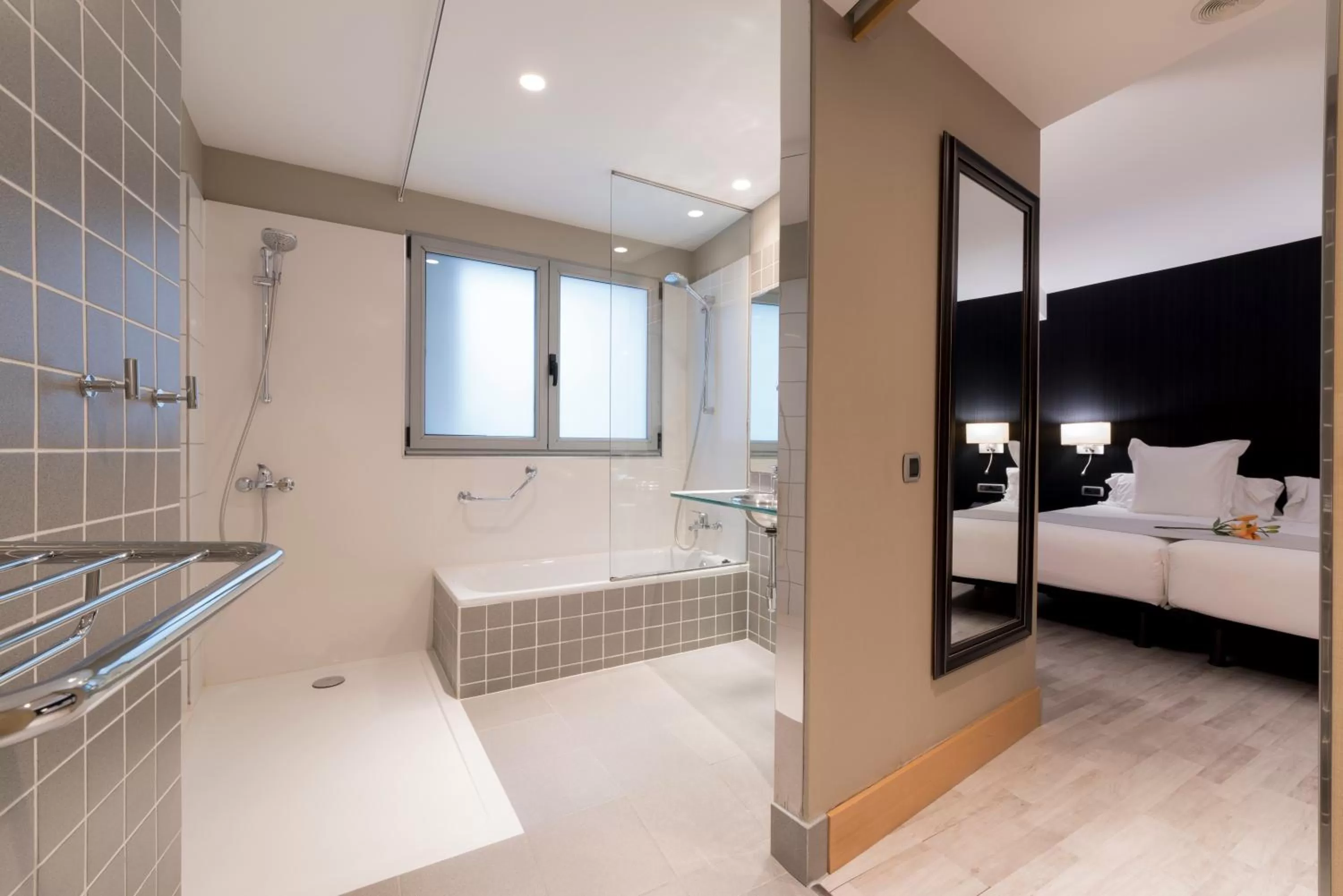 Facility for disabled guests, Bed in Hotel Plaza