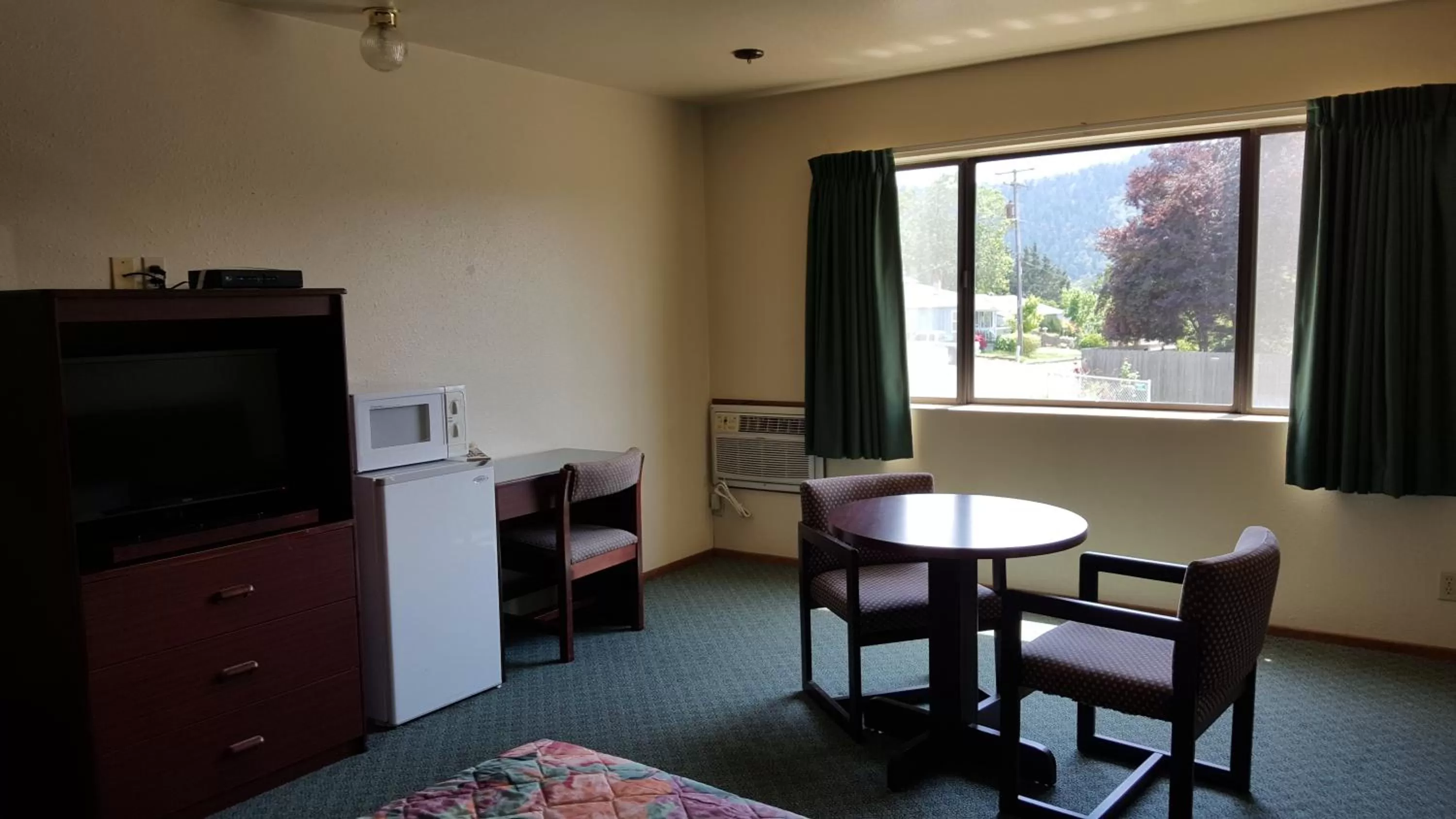 Photo of the whole room in Safari Inn Motel