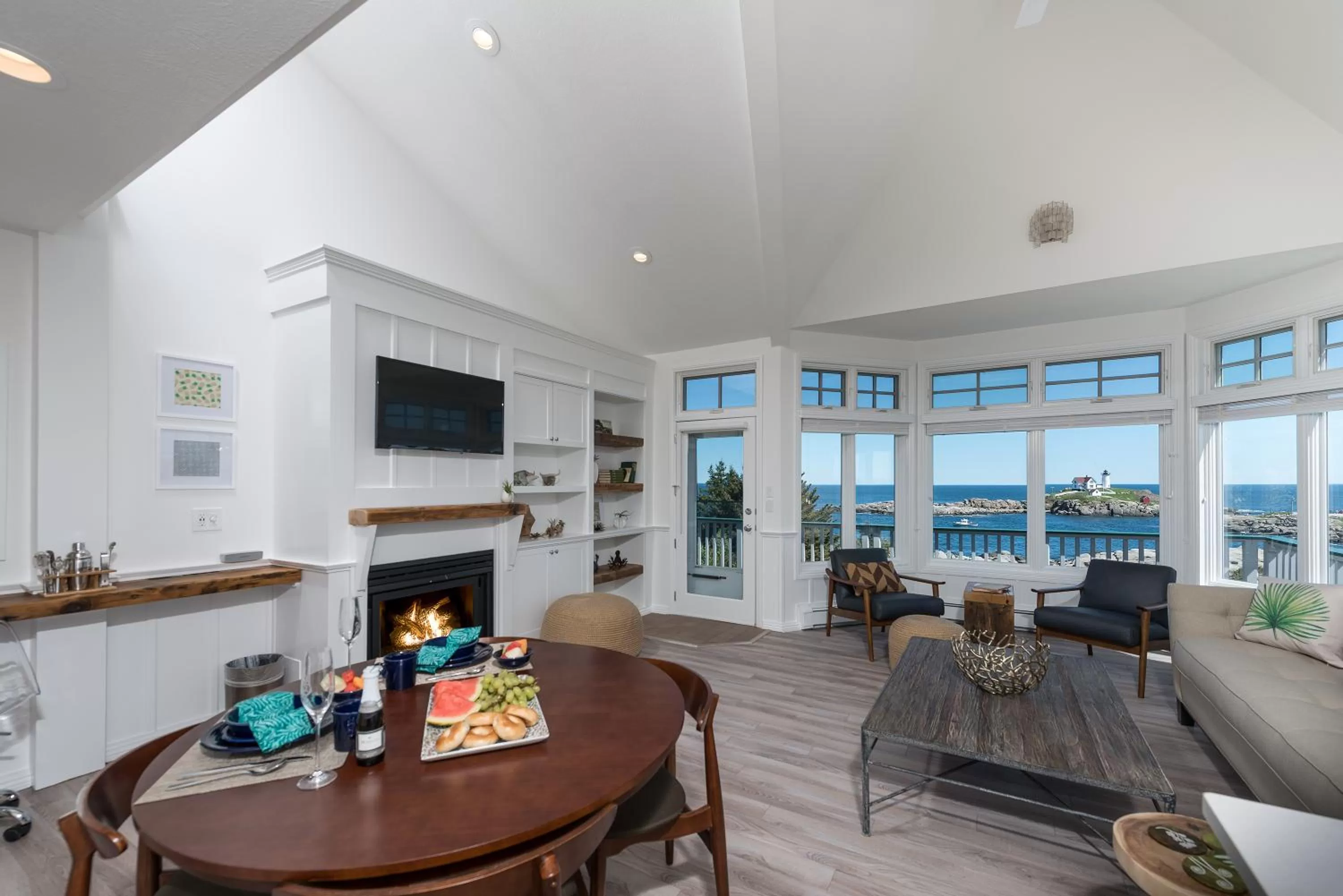 Living room, Dining Area in ViewPoint Hotel