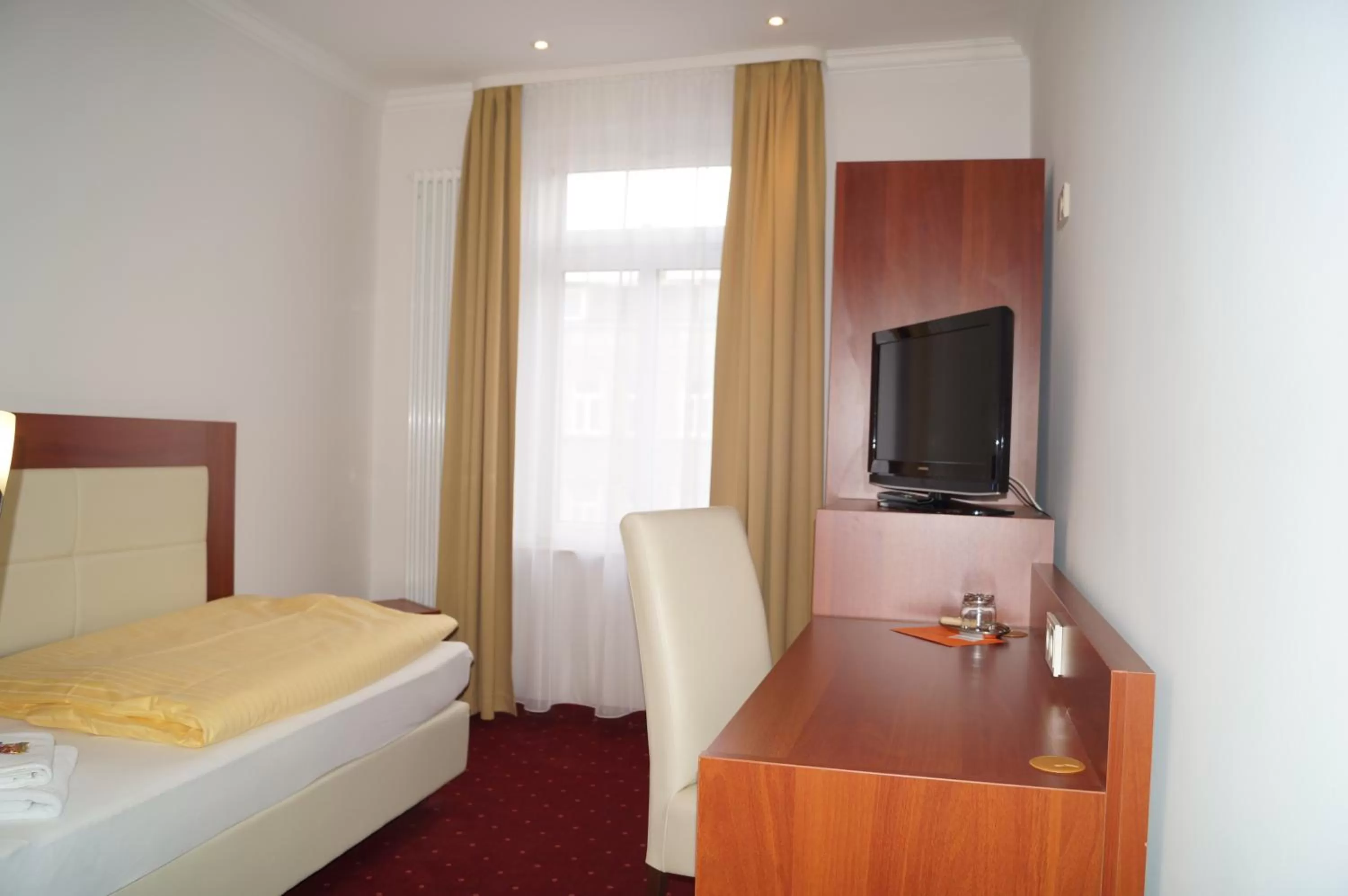 Photo of the whole room, Bed in Hotel via City Leipzig Mitte