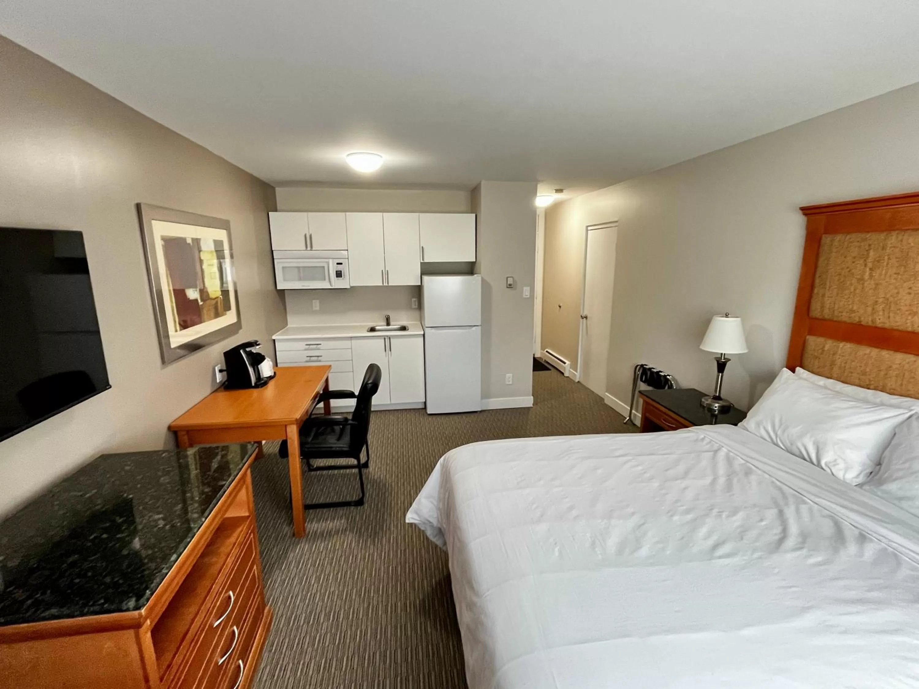 Communal lounge/ TV room, Bed in Anavada Inn & Suites - Prince George
