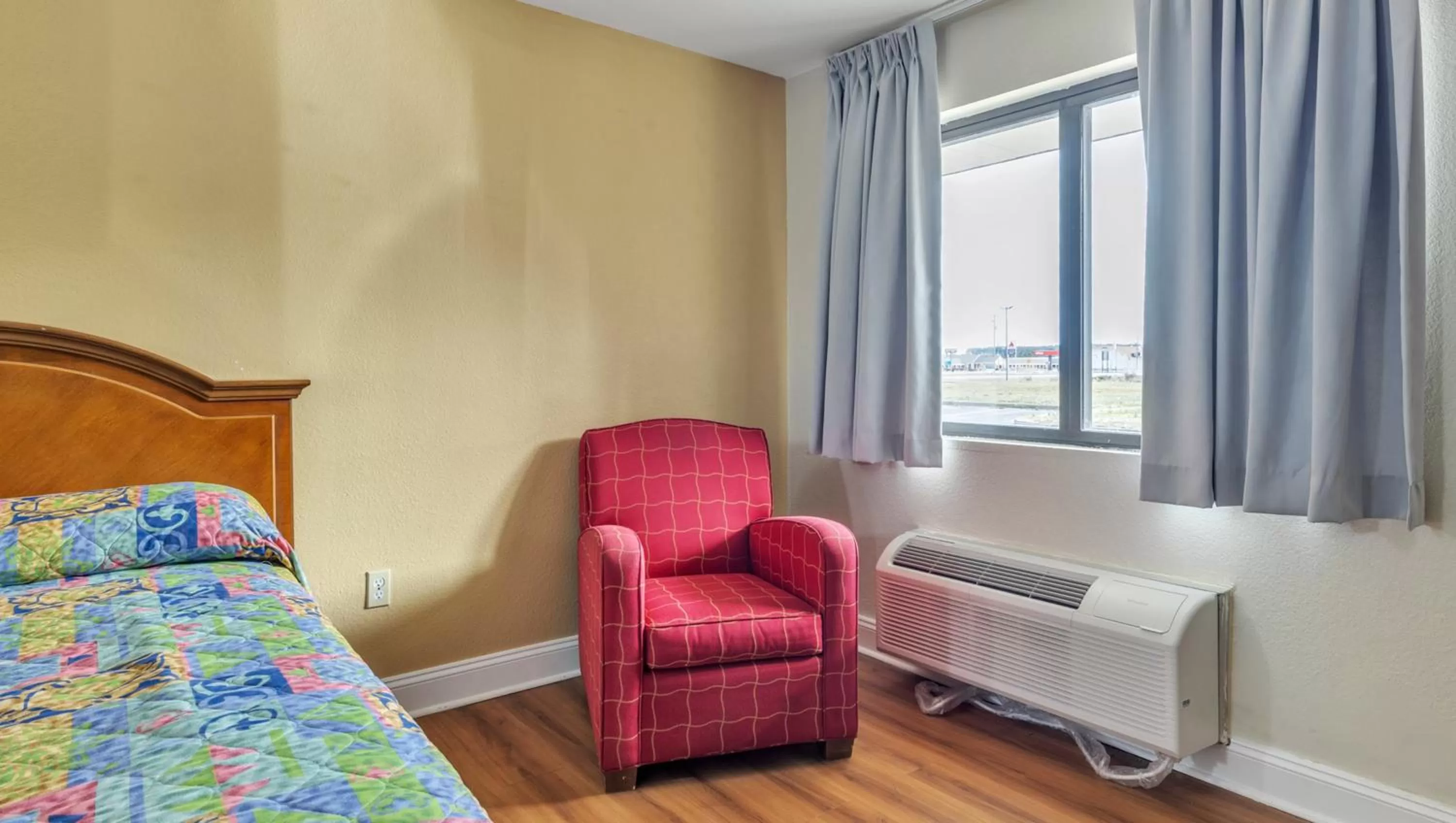 Photo of the whole room, Bed in Studios and Suites 4 Less Emporia