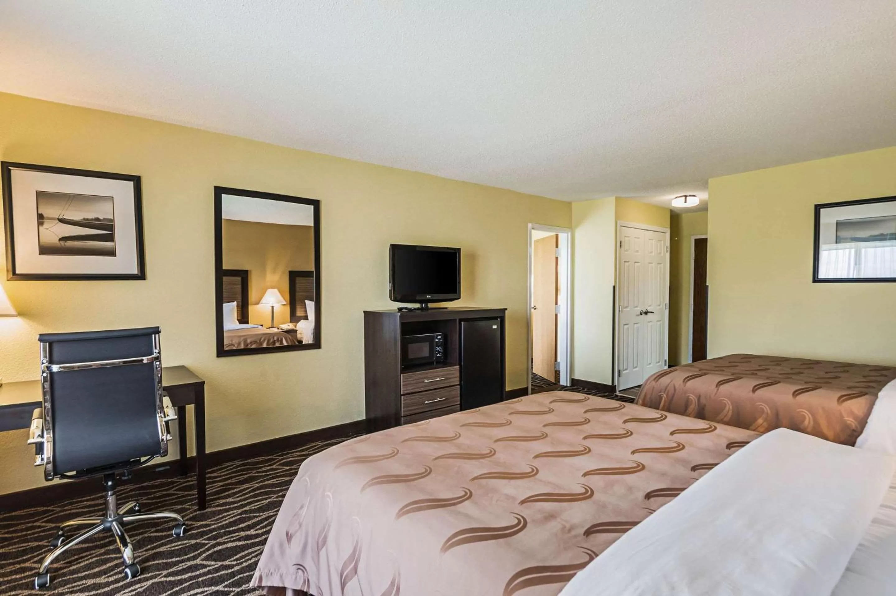 Photo of the whole room, Bed in Quality Inn & Suites Frostburg-Cumberland