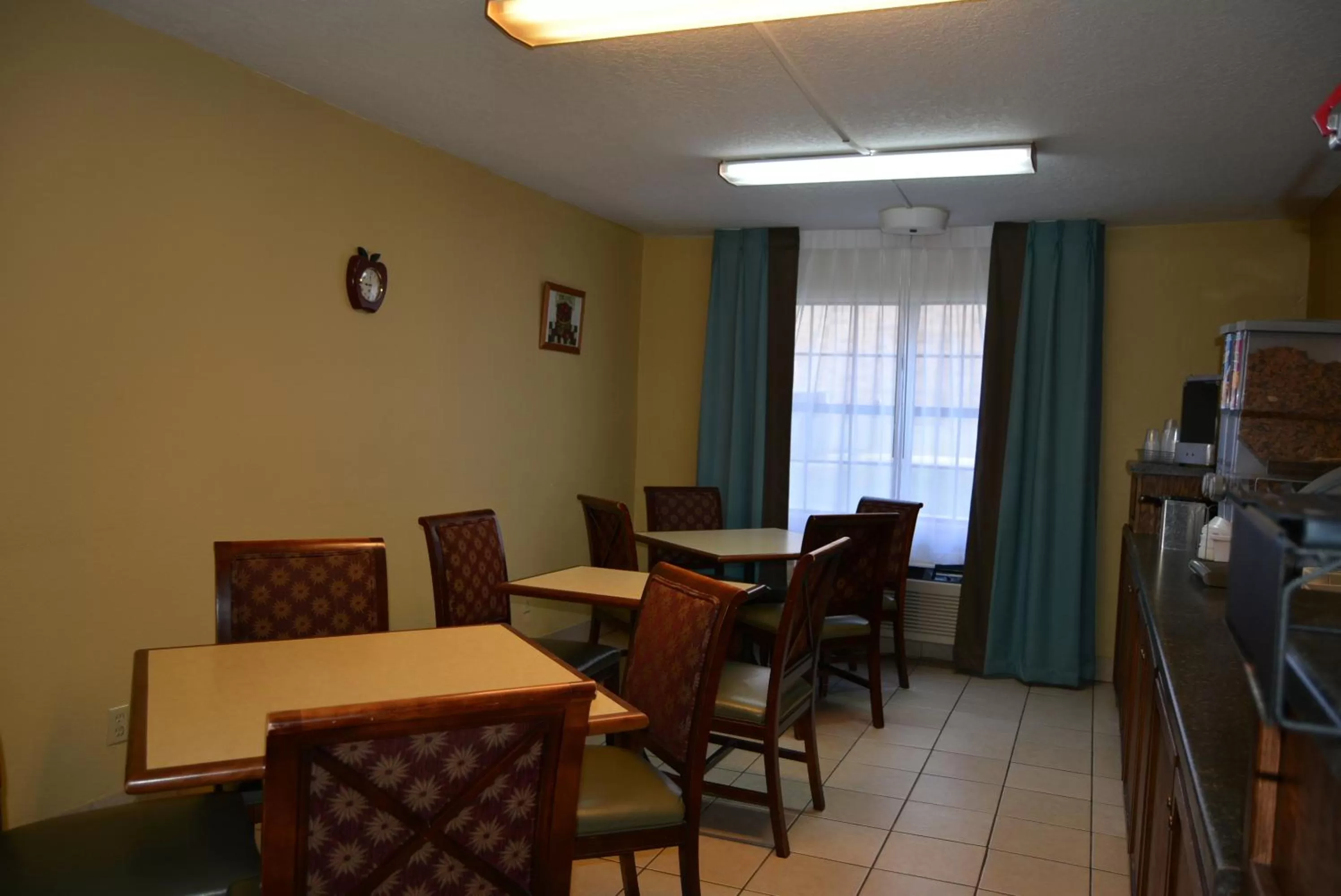 Super 8 by Wyndham Sulphur