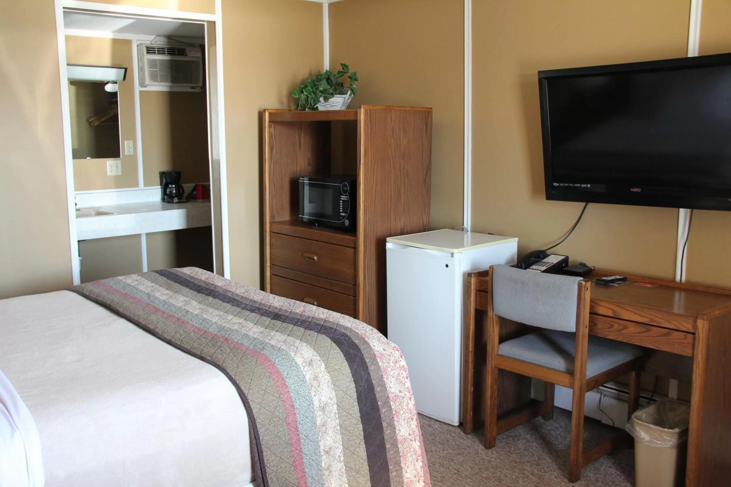 TV/Entertainment Center in Lakeshor Motor Inn