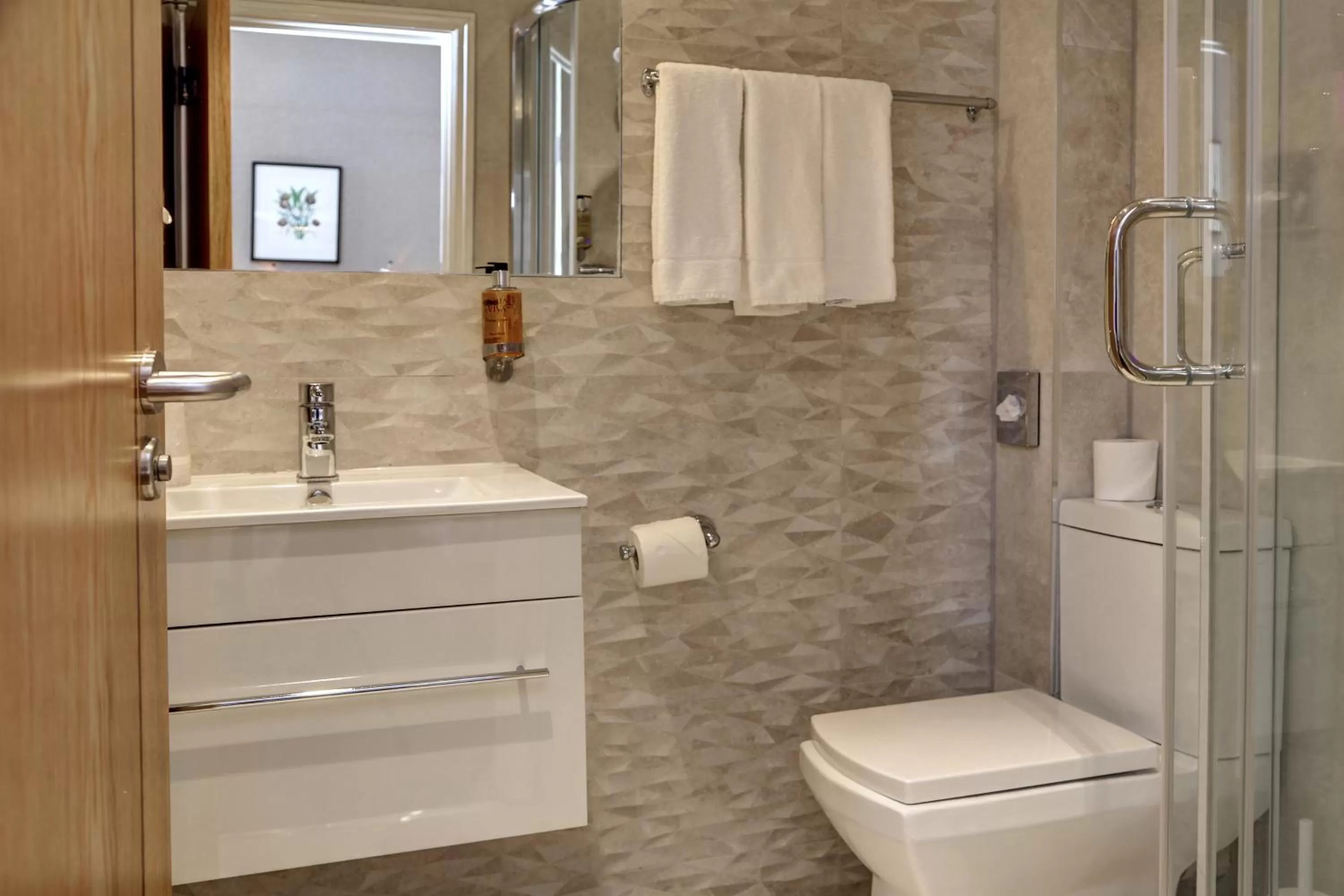 Toilet in Best Western Buckingham Palace Rd