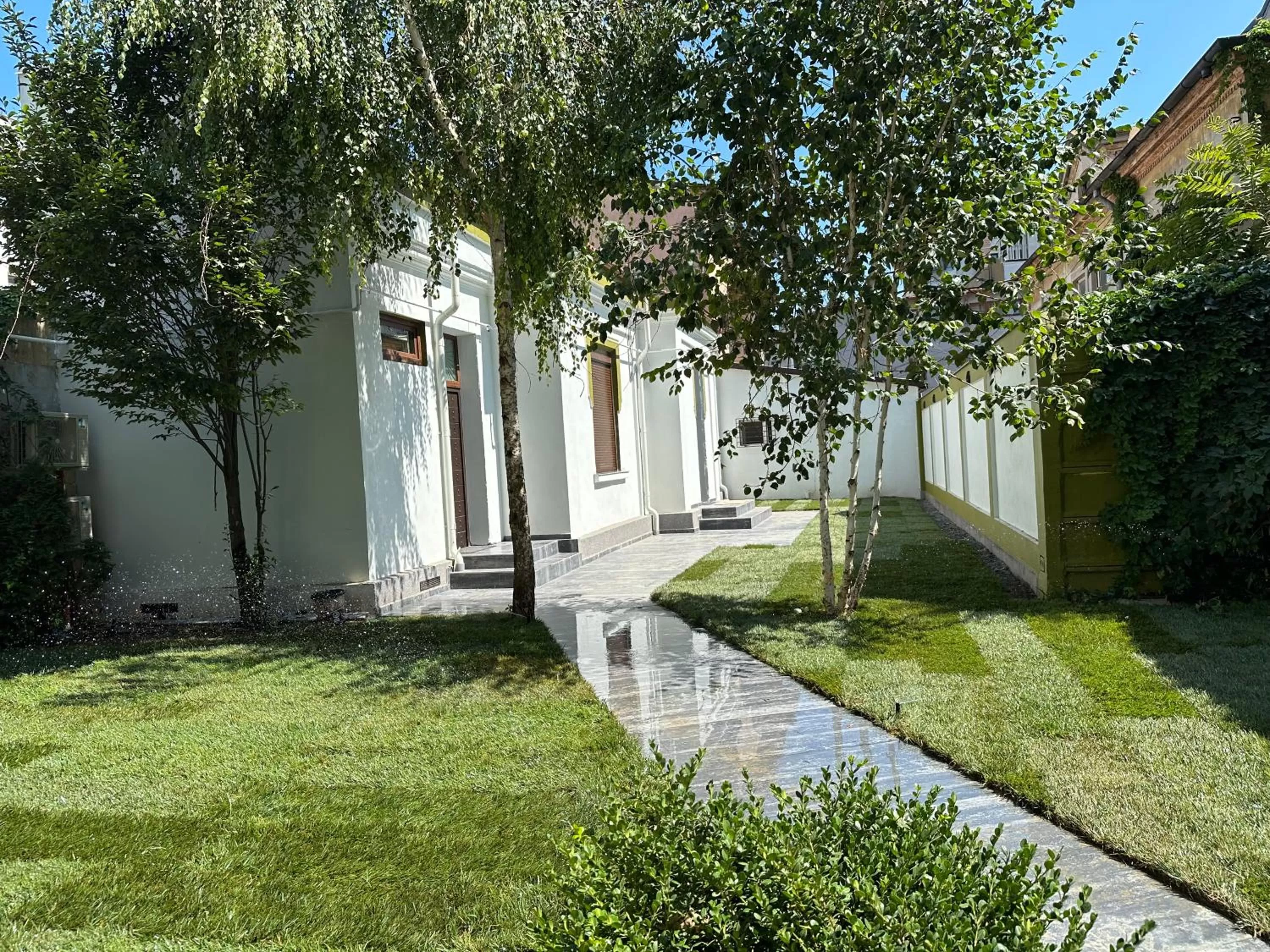 Garden in JMR Royal -Luxury Rooms & Private Sauna