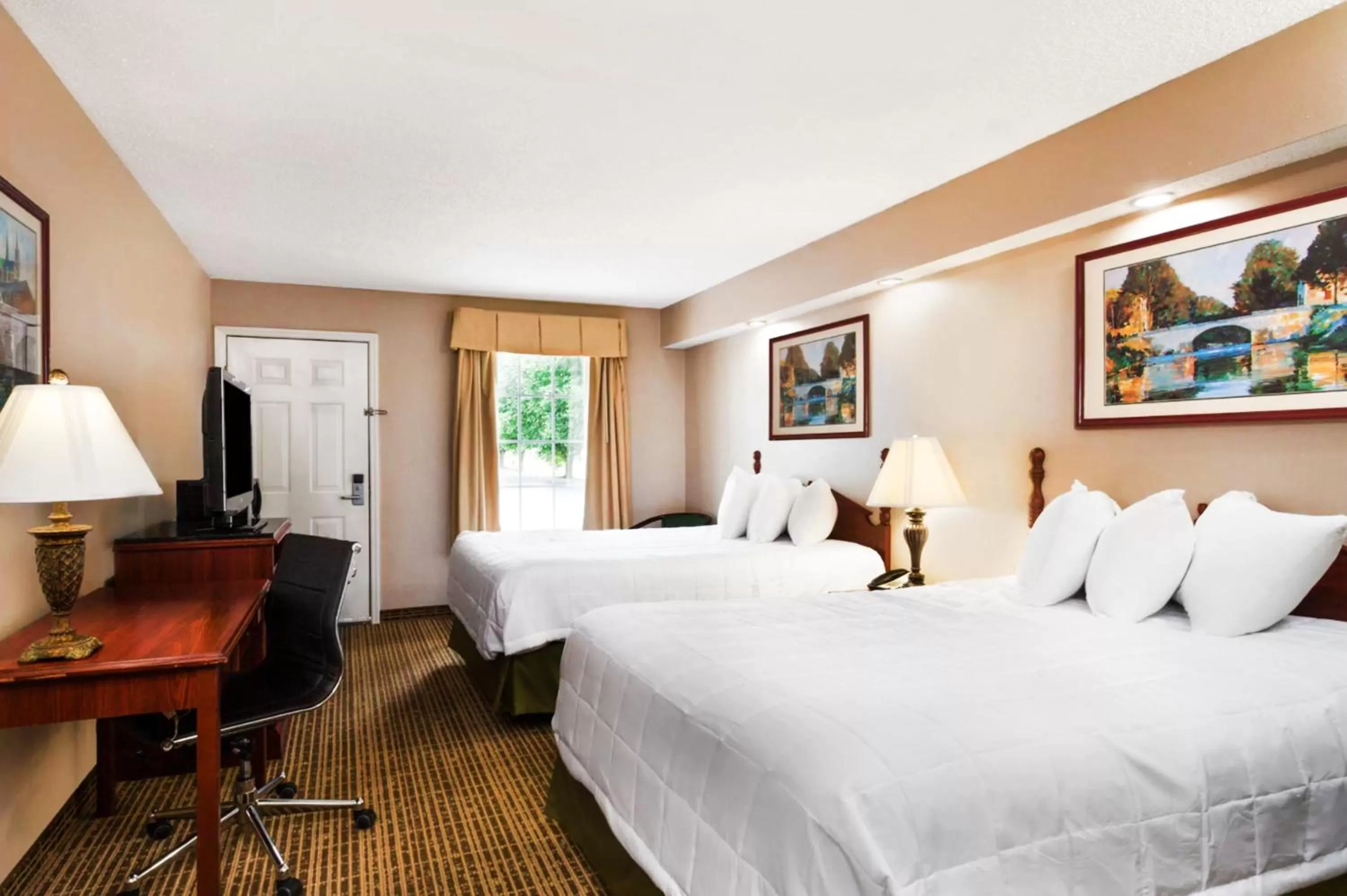 Photo of the whole room, Bed in Baymont by Wyndham Tullahoma