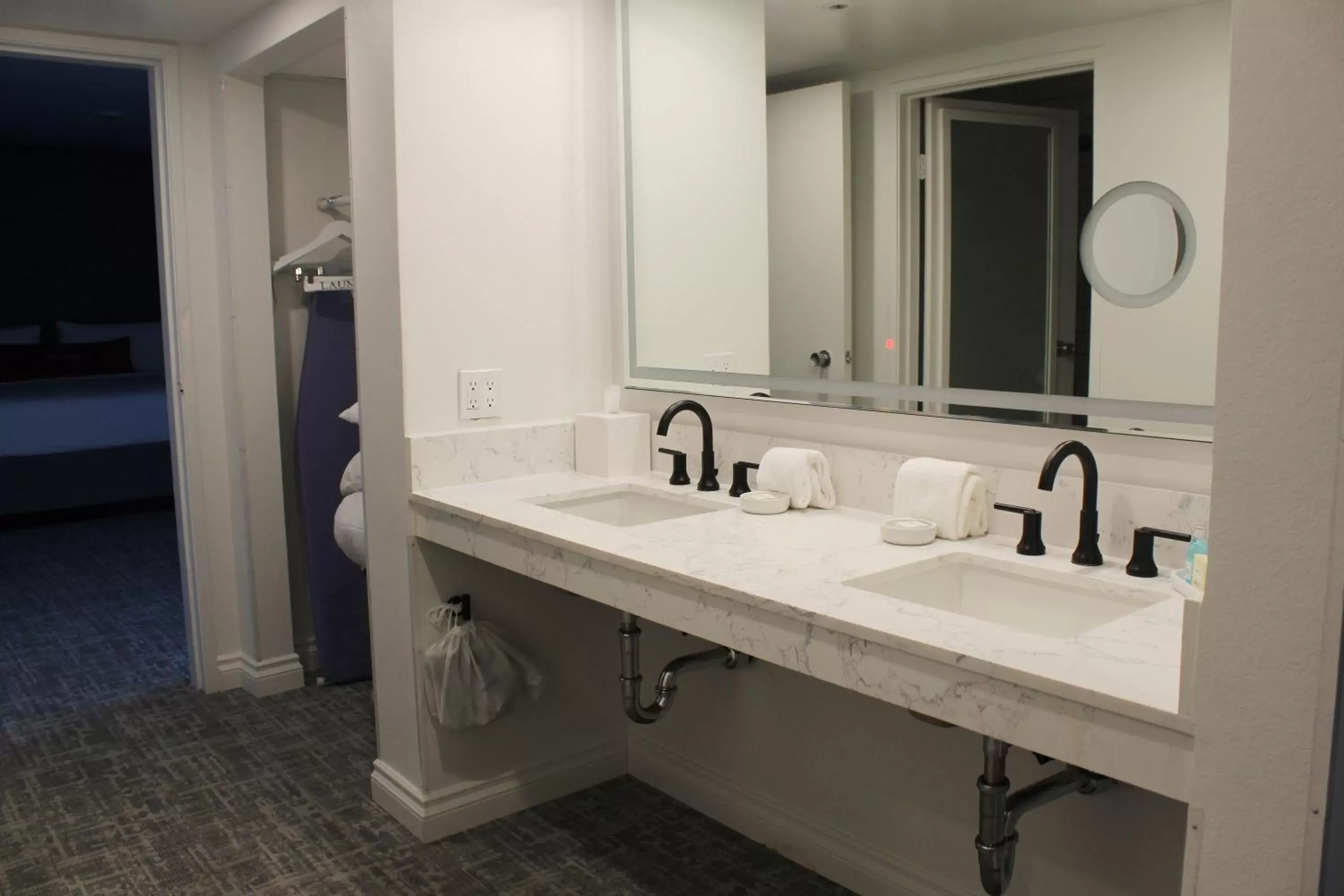 Zaza Mesa Suite in Vinland Hotel and Lounge Zaza Mesa Suite in Vinland Hotel and Lounge