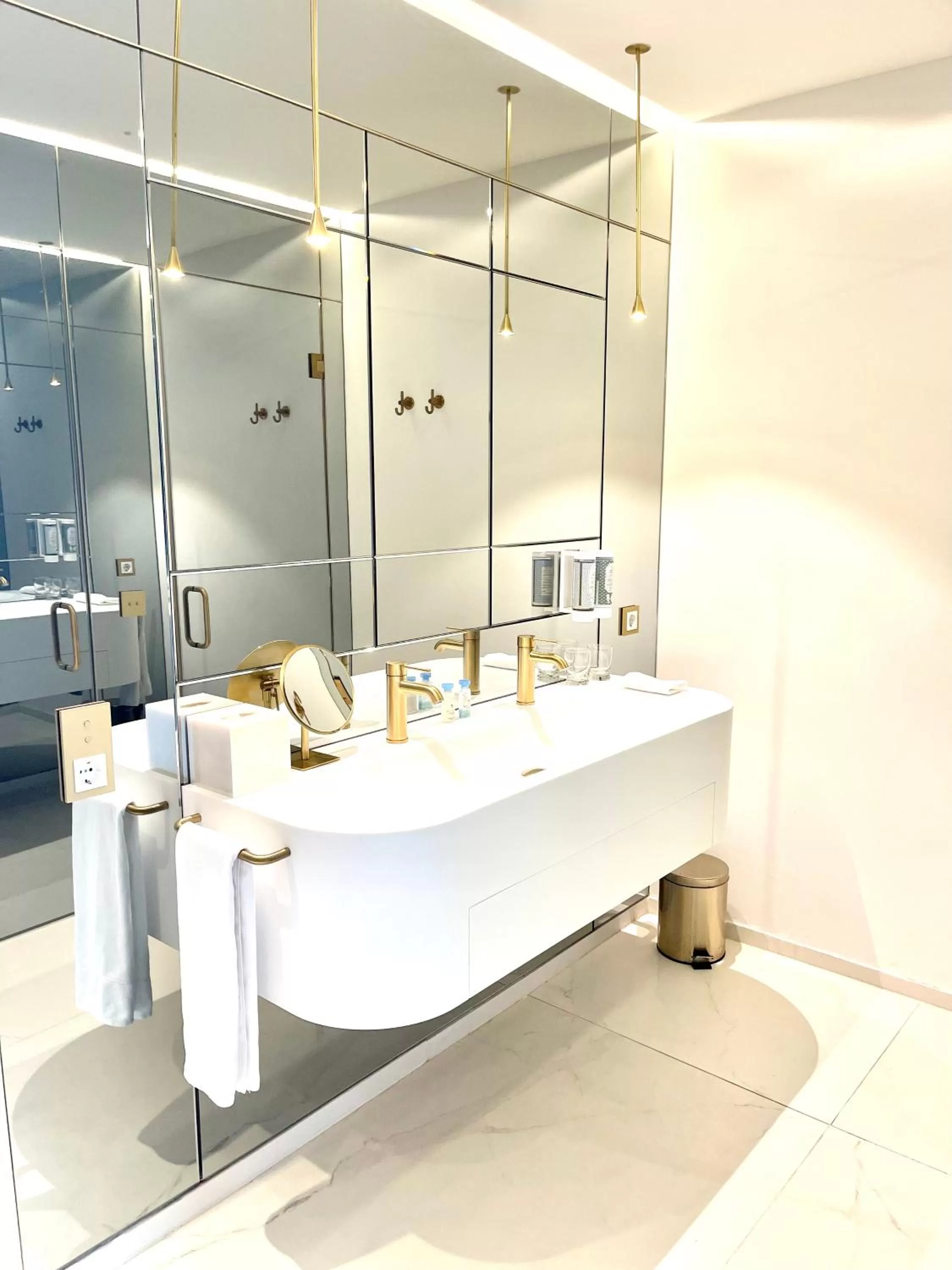 Bathroom in Luxury Apartments MONDRIAN Market Square II