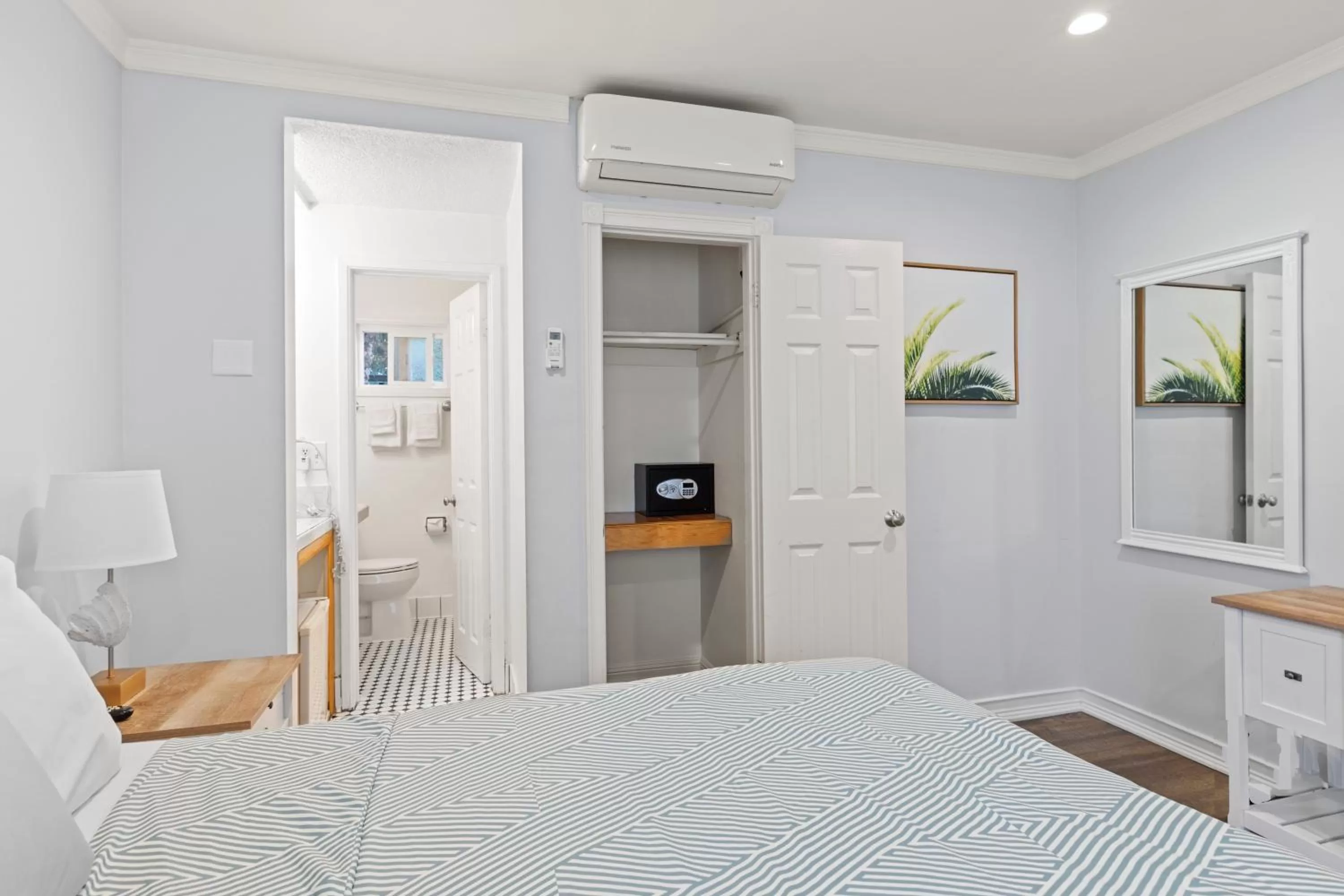 locker, Bed in Ocean Lodge Santa Monica Beach Hotel