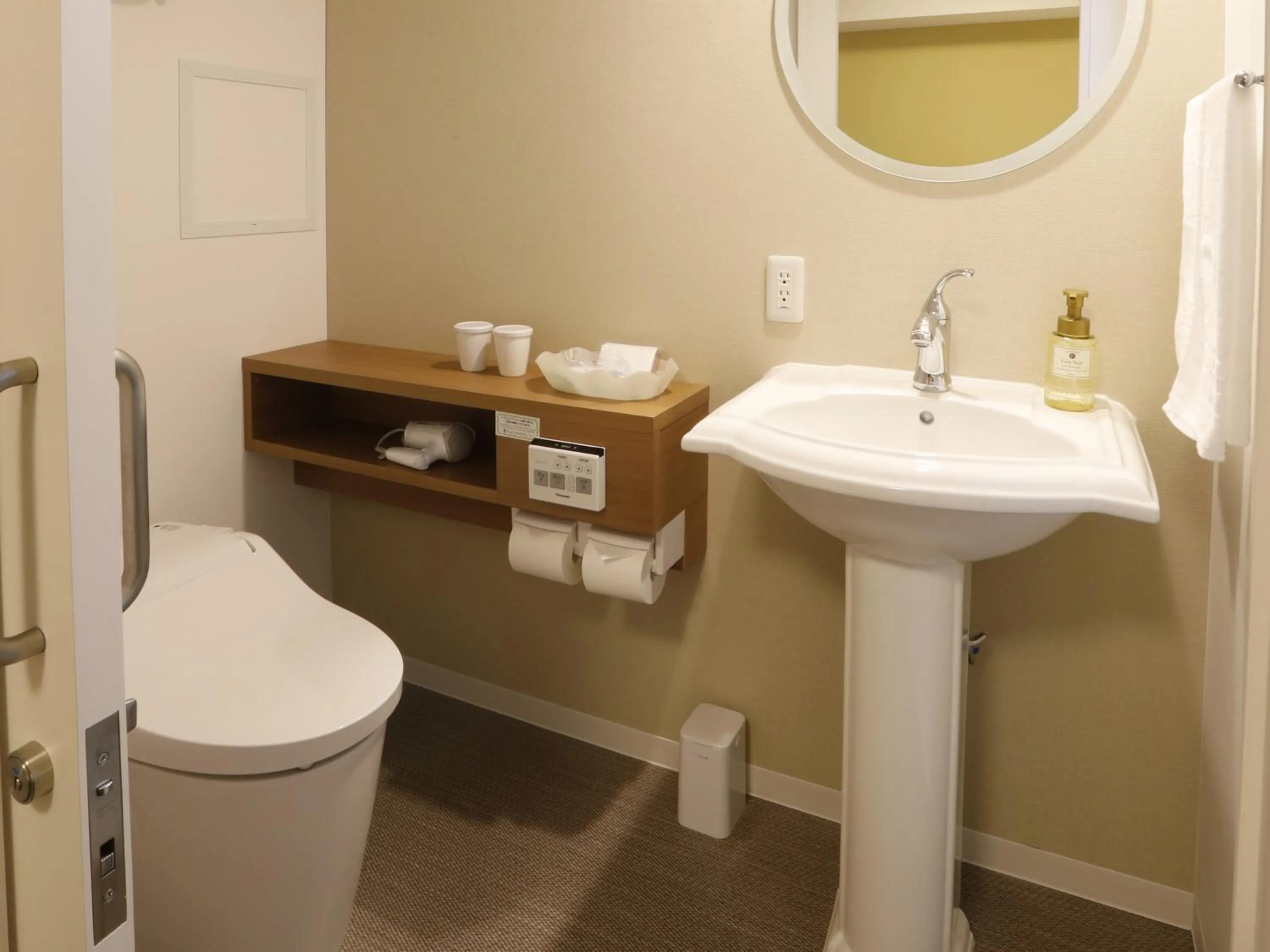 Photo of the whole room in Hotel Sunroute Sopra Kobe Annesso