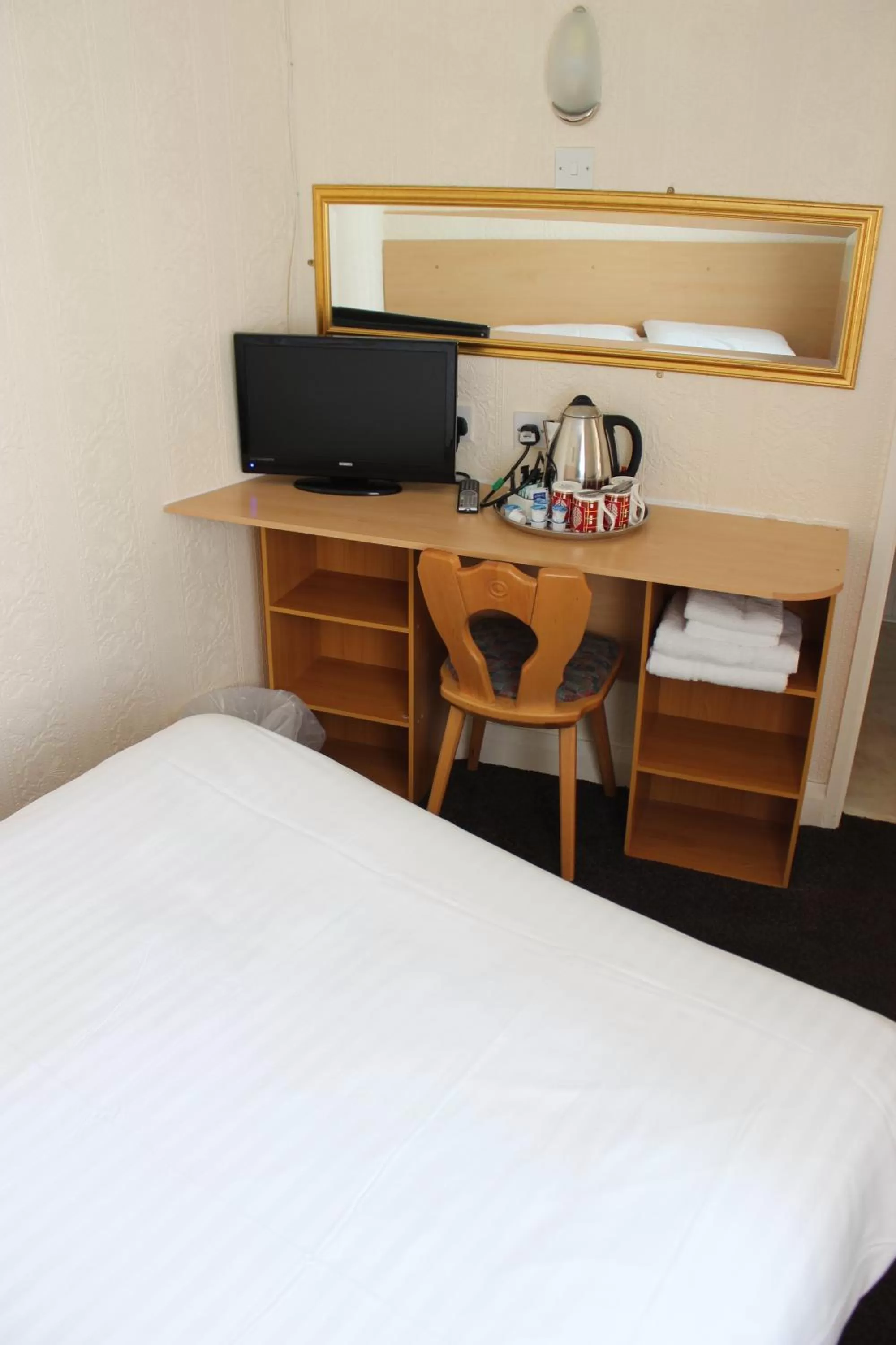 Bedroom, Bed in The Colwyn Hotel - near Pleasure Beach