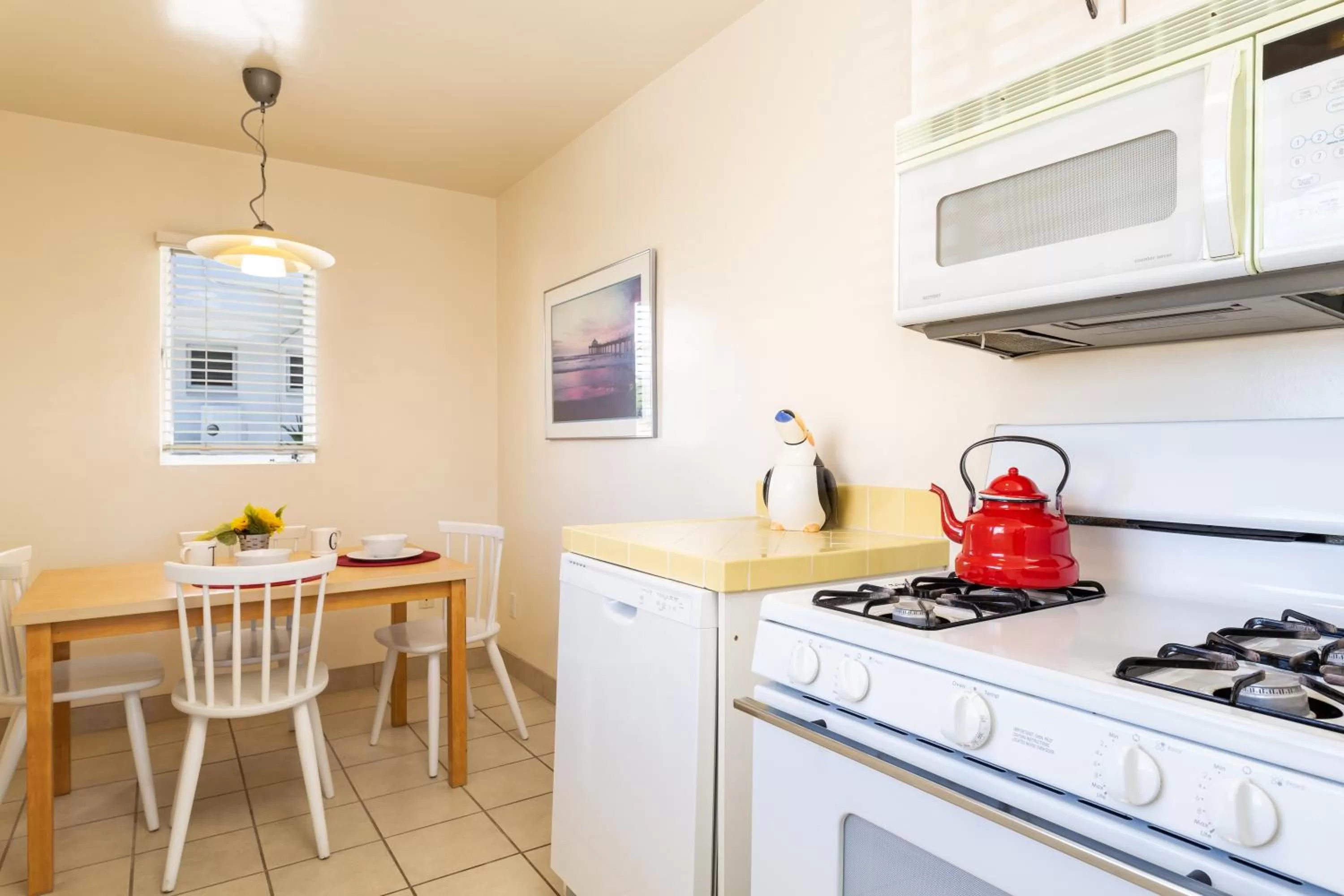 Kitchen or kitchenette in The Sea View Inn At The Beach