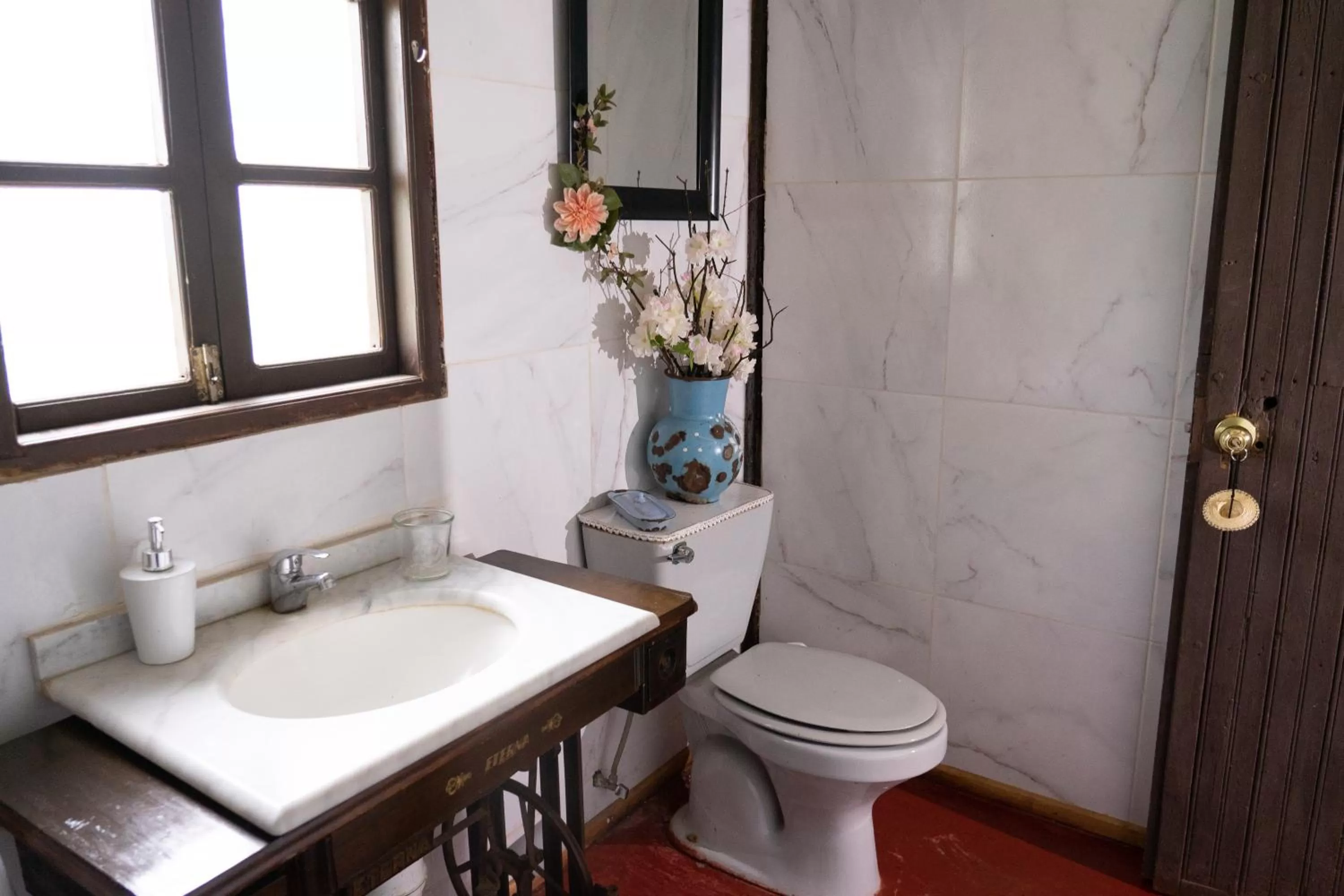 Bathroom in La Casa de Adobe Natural y Más