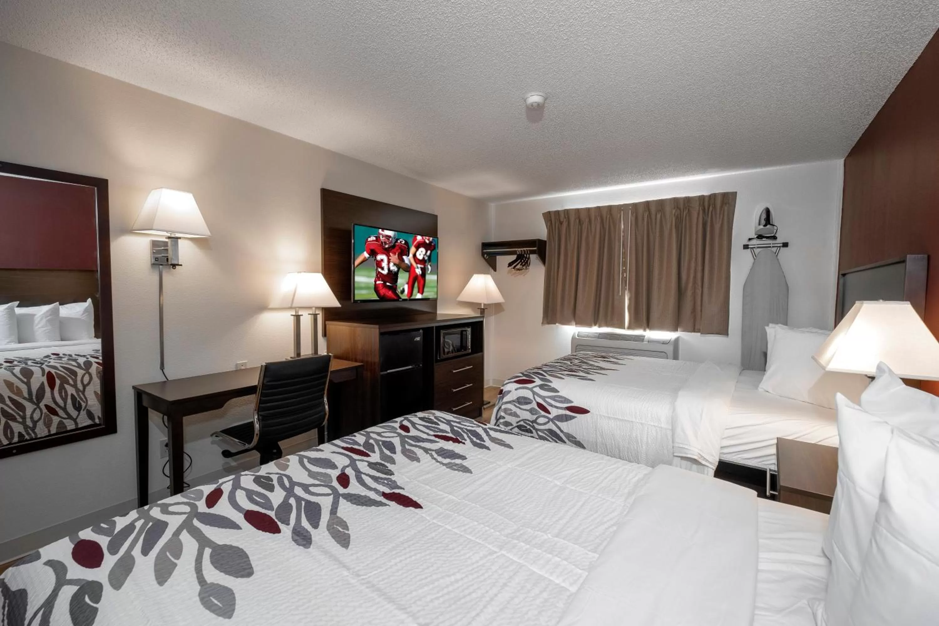 Photo of the whole room, Bed in Red Roof Inn Greensburg