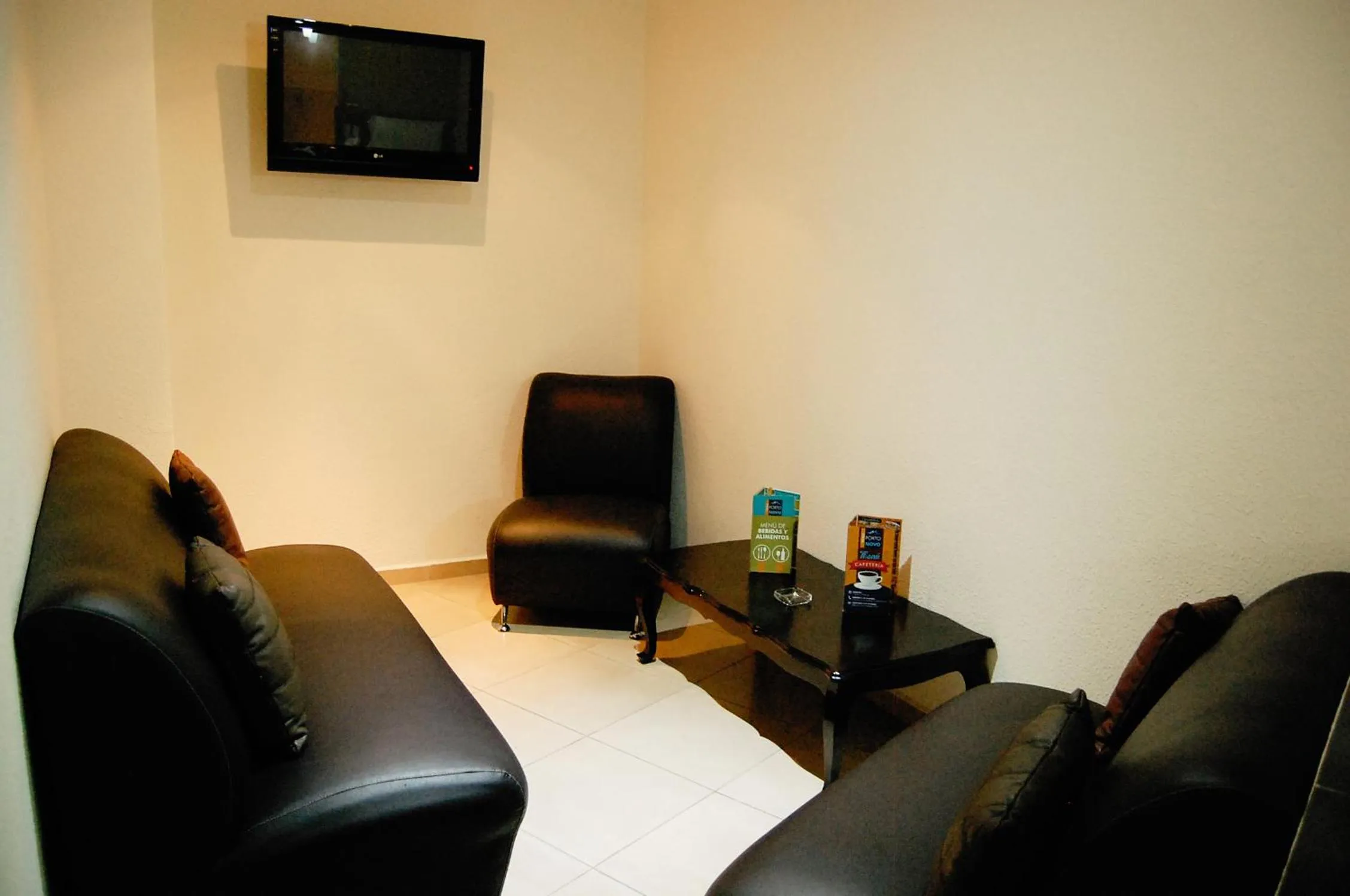 Communal lounge/ TV room in Hotel Porto Novo