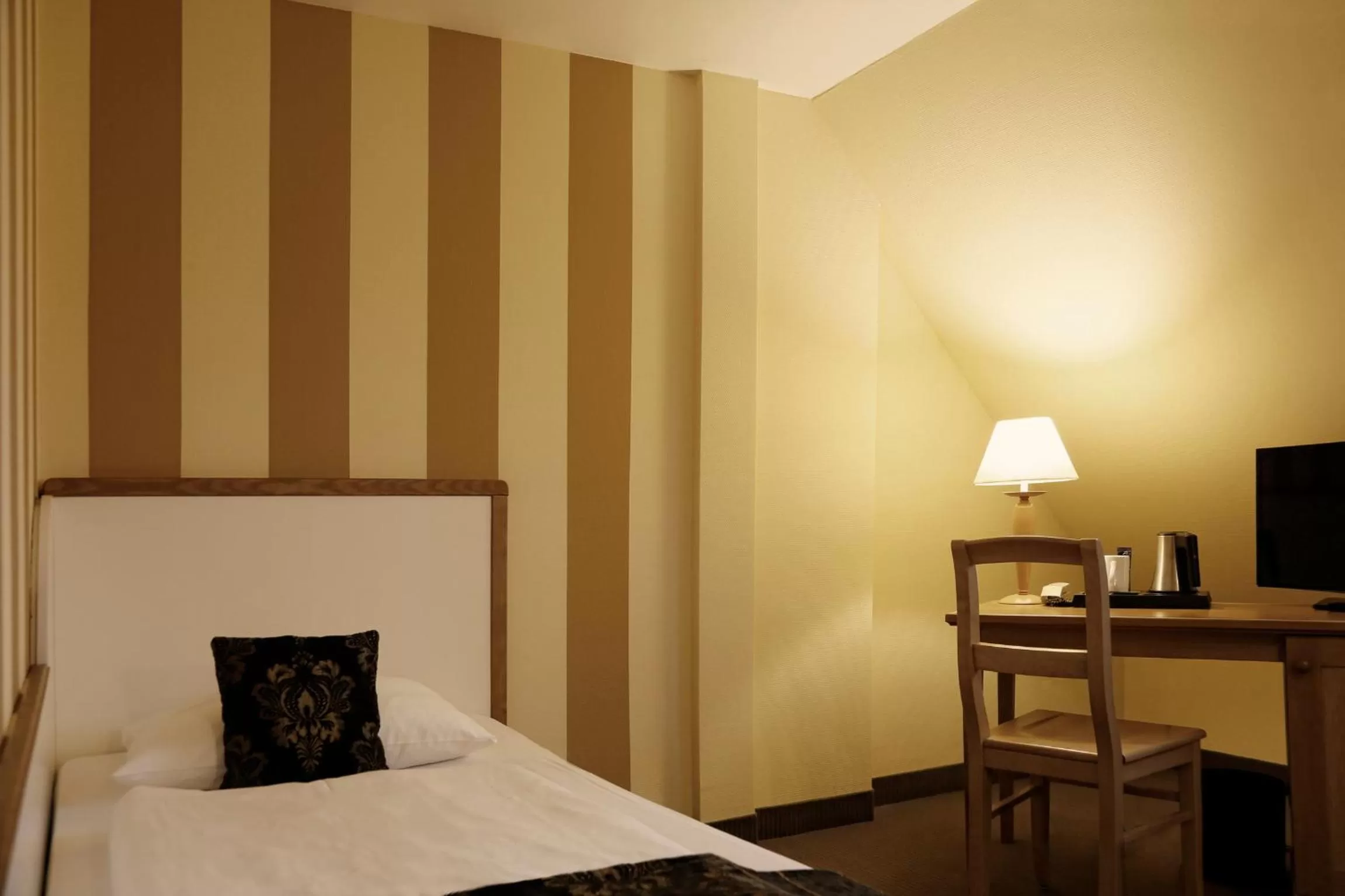 Photo of the whole room, Bed in Konsumhotel Dorotheenhof Weimar