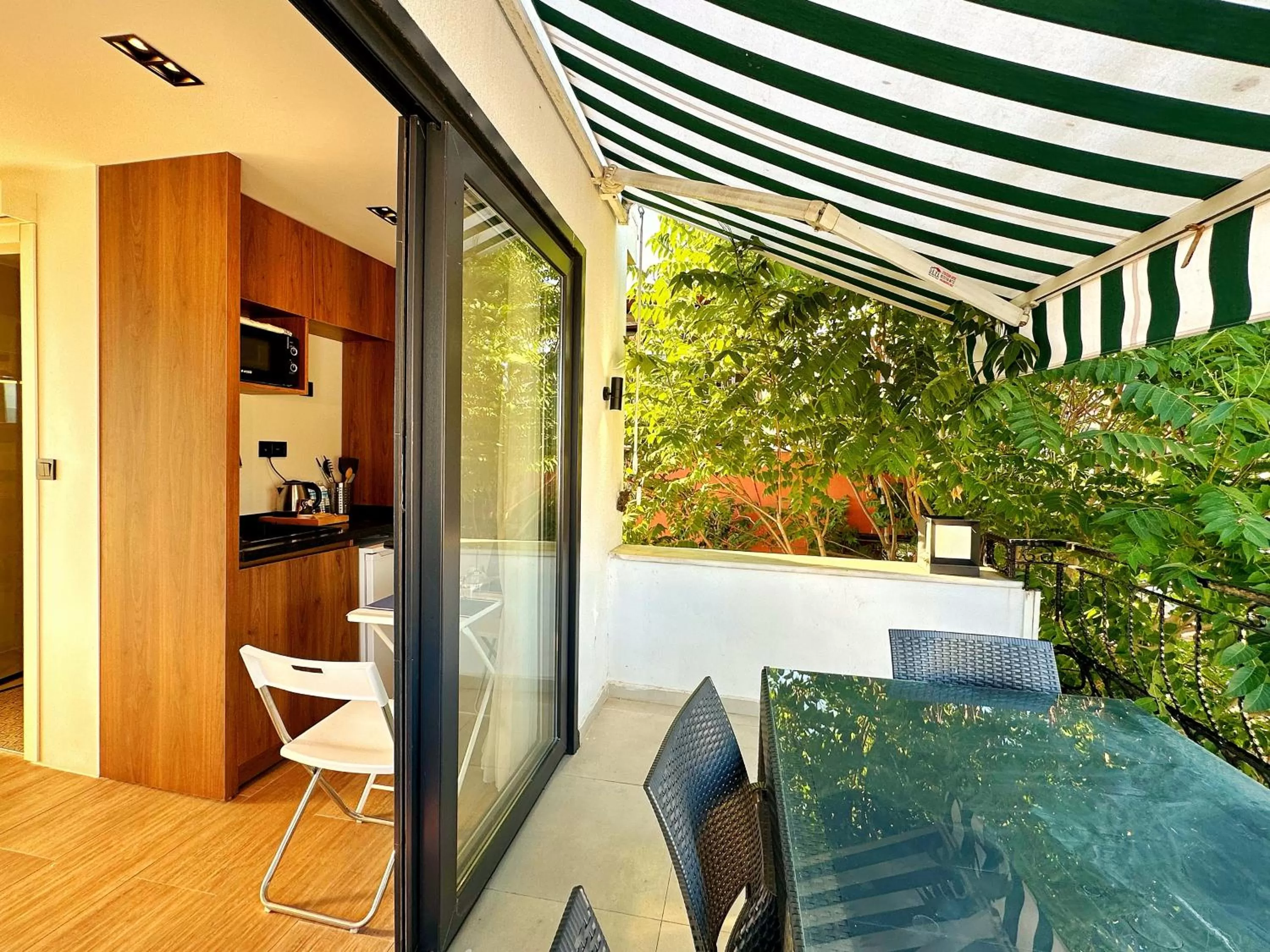 Patio in Sultan Pier Hotel