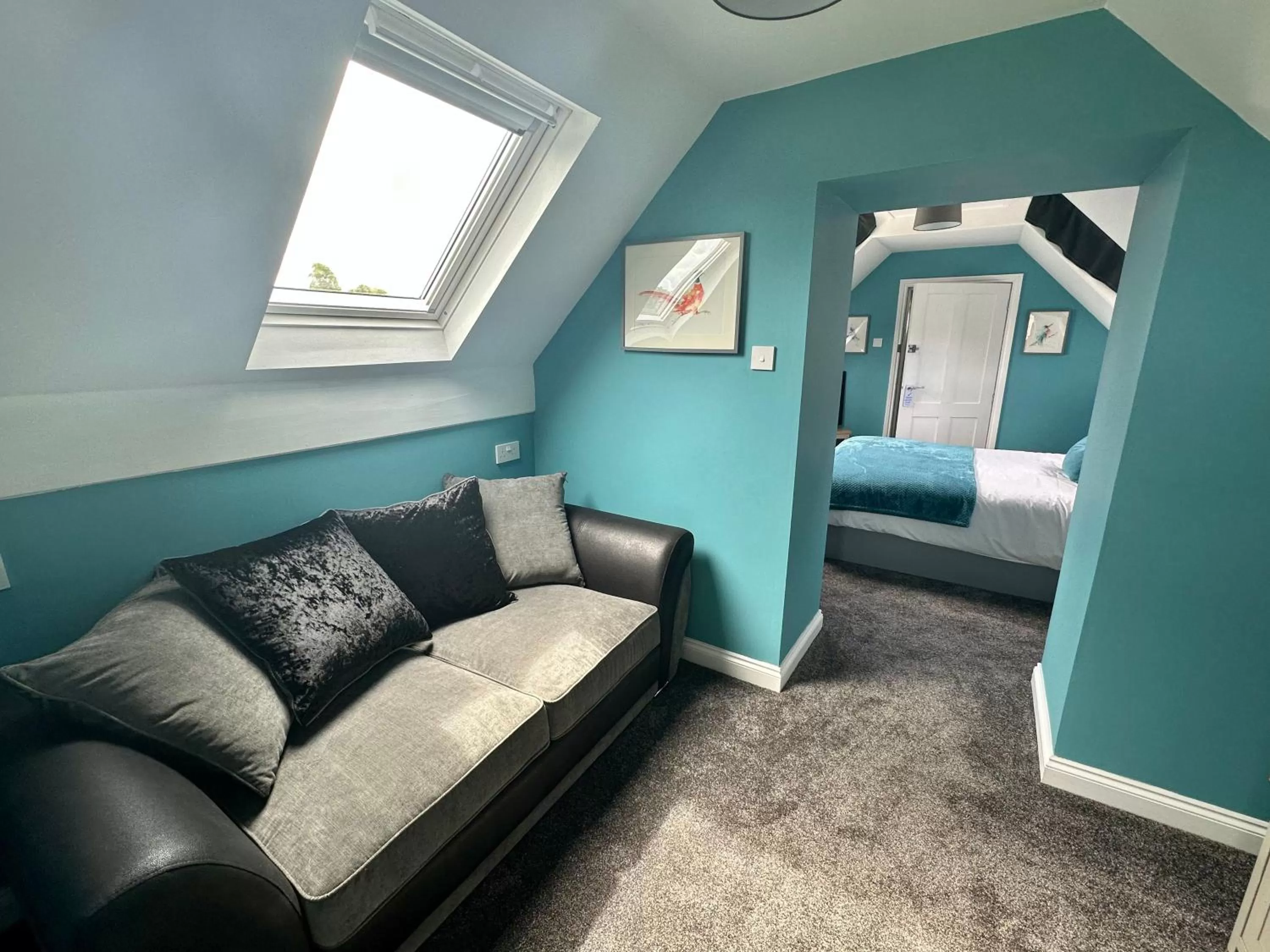 Seating area, Bed in The Fylingdales Inn