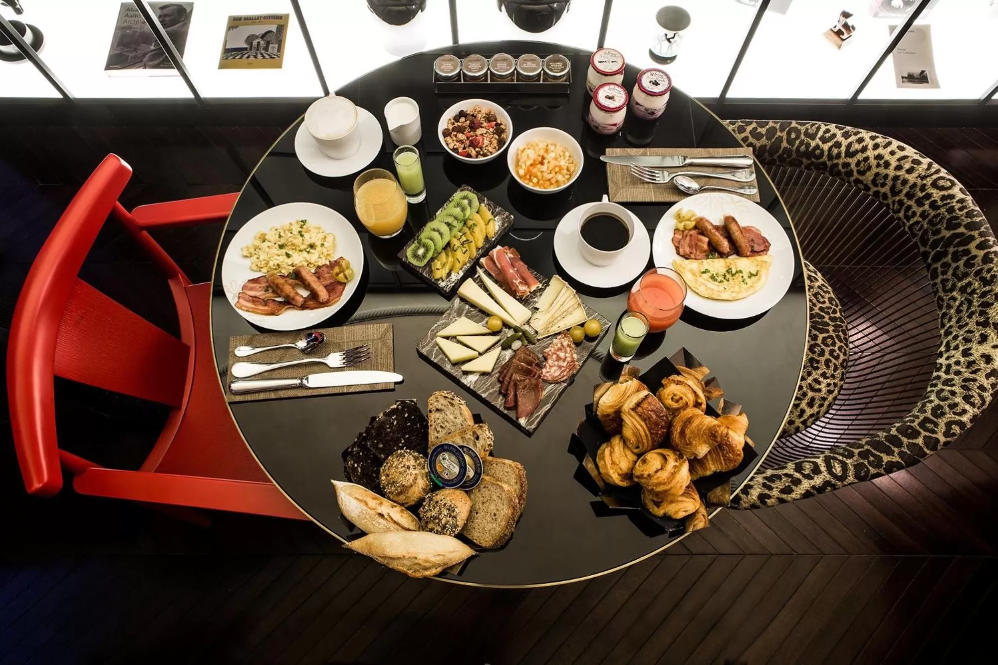 Food and drinks in Hôtel du Rond-point des Champs-Élysées - Esprit de France