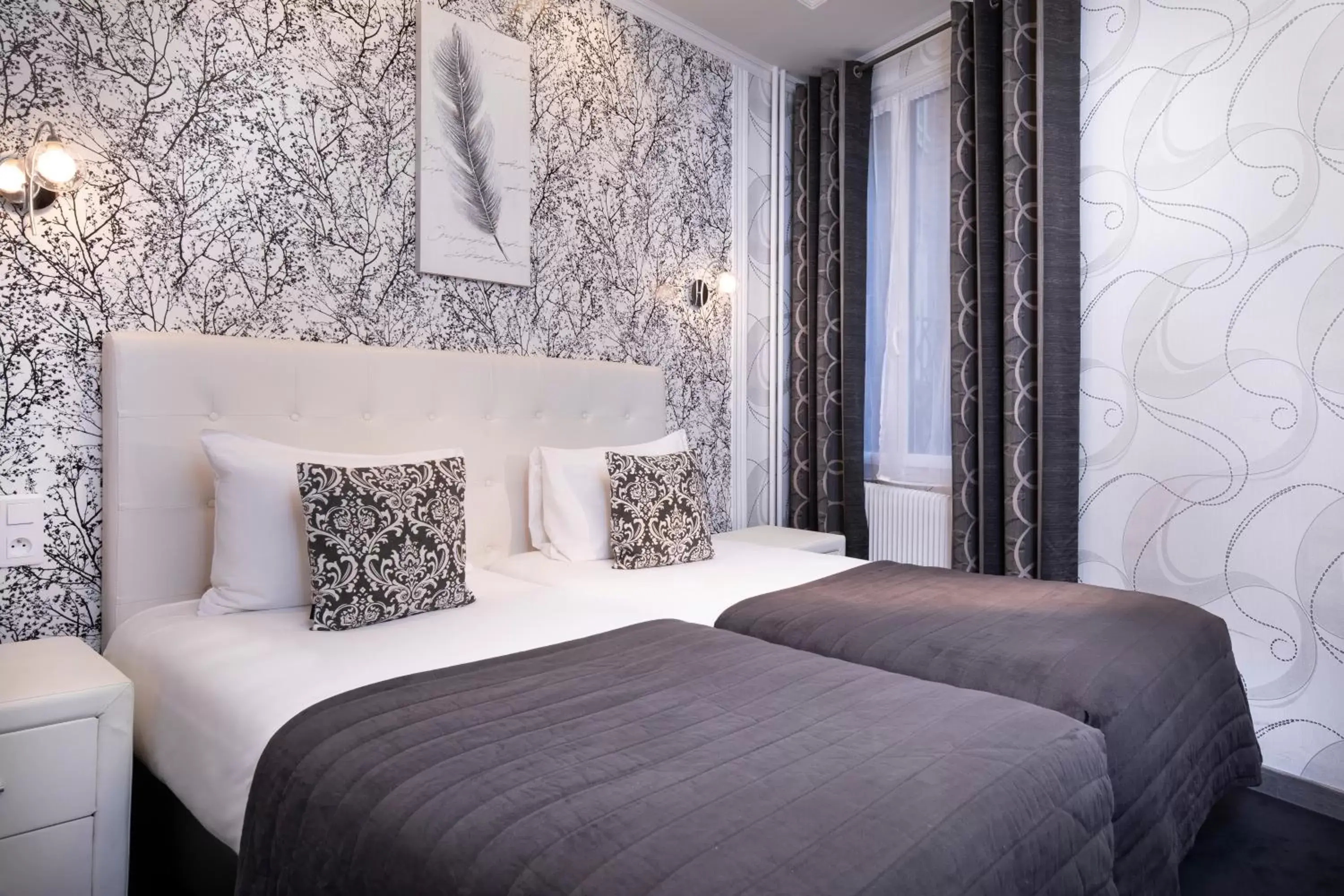 Twin Room in Hôtel de Genève Twin Room in Hôtel de Genève