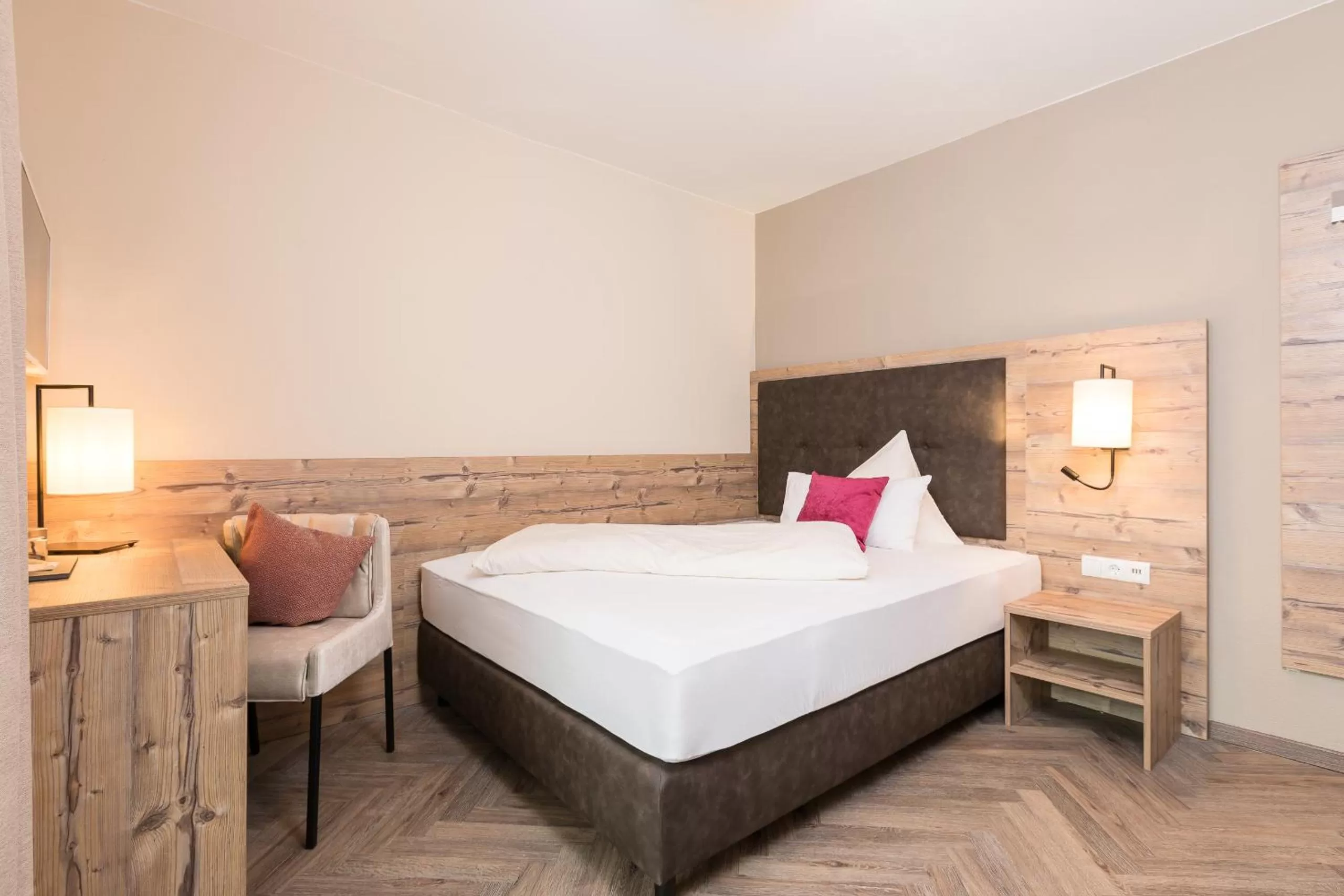 Bedroom, Bed in Alpenhotel Tirolerhof