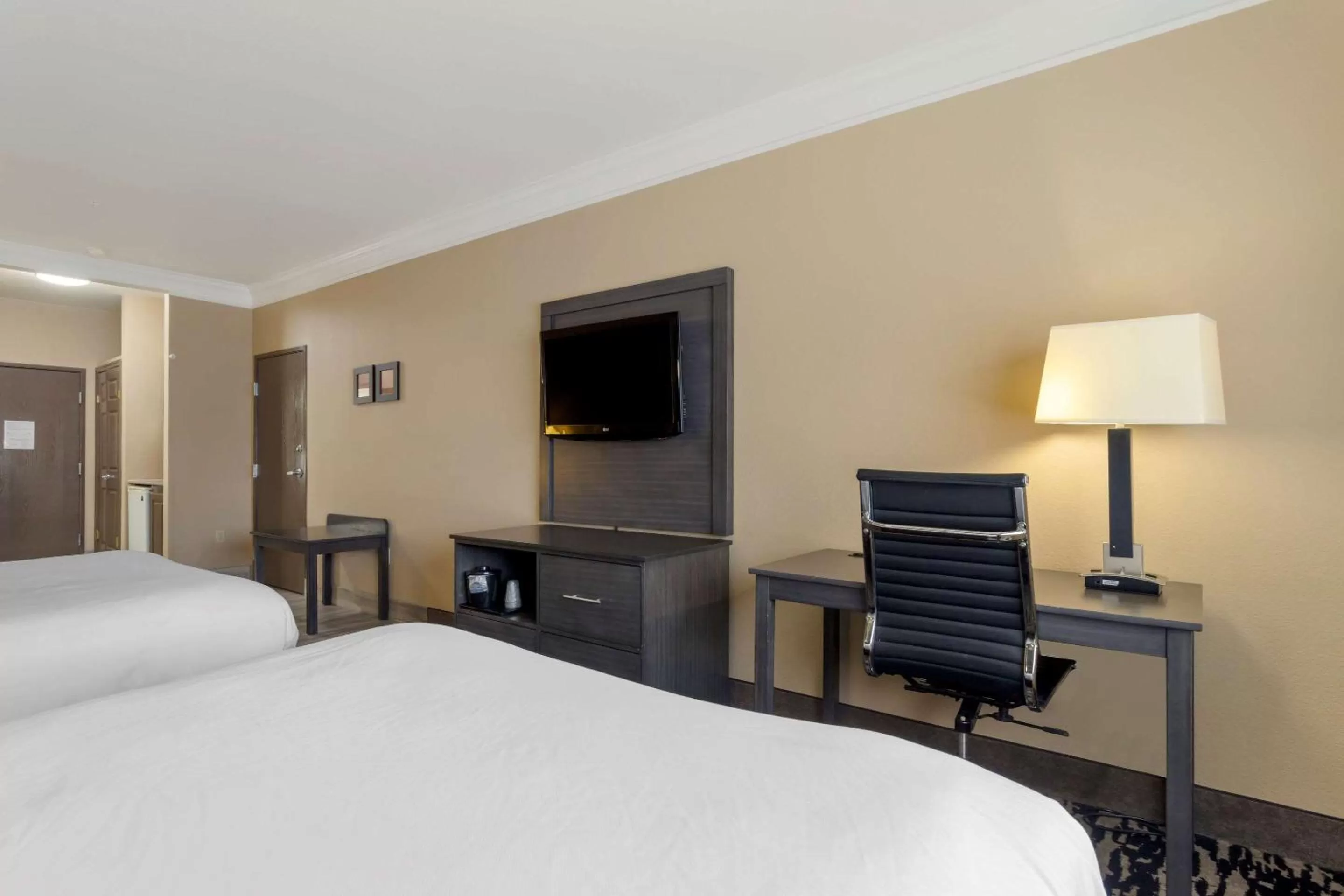 Communal lounge/ TV room, Bed in Comfort Suites Kingwood, Humble, New Caney, Houston IAH Airport