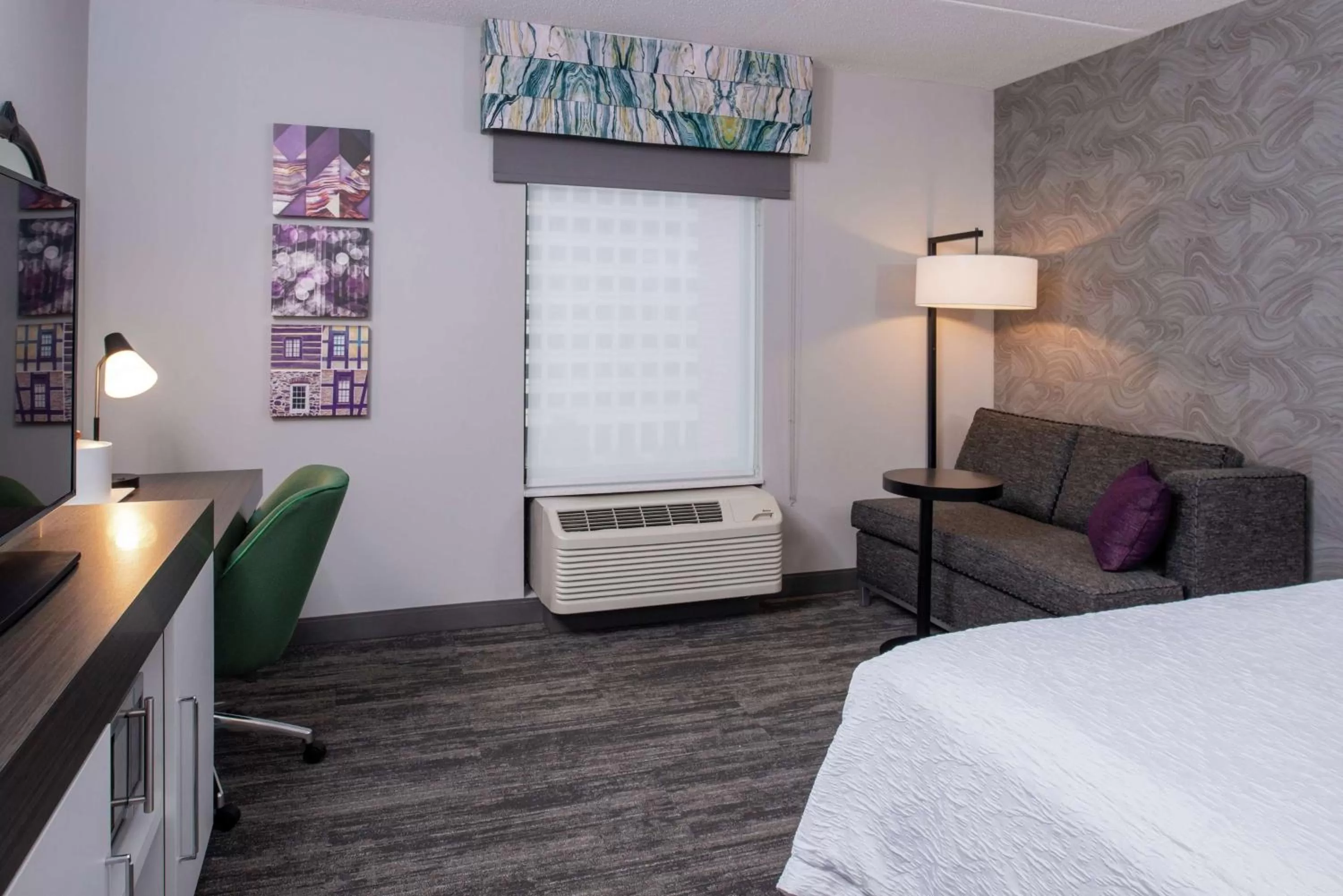 Bedroom, Bed in Hampton Inn & Suites Winston-Salem Downtown