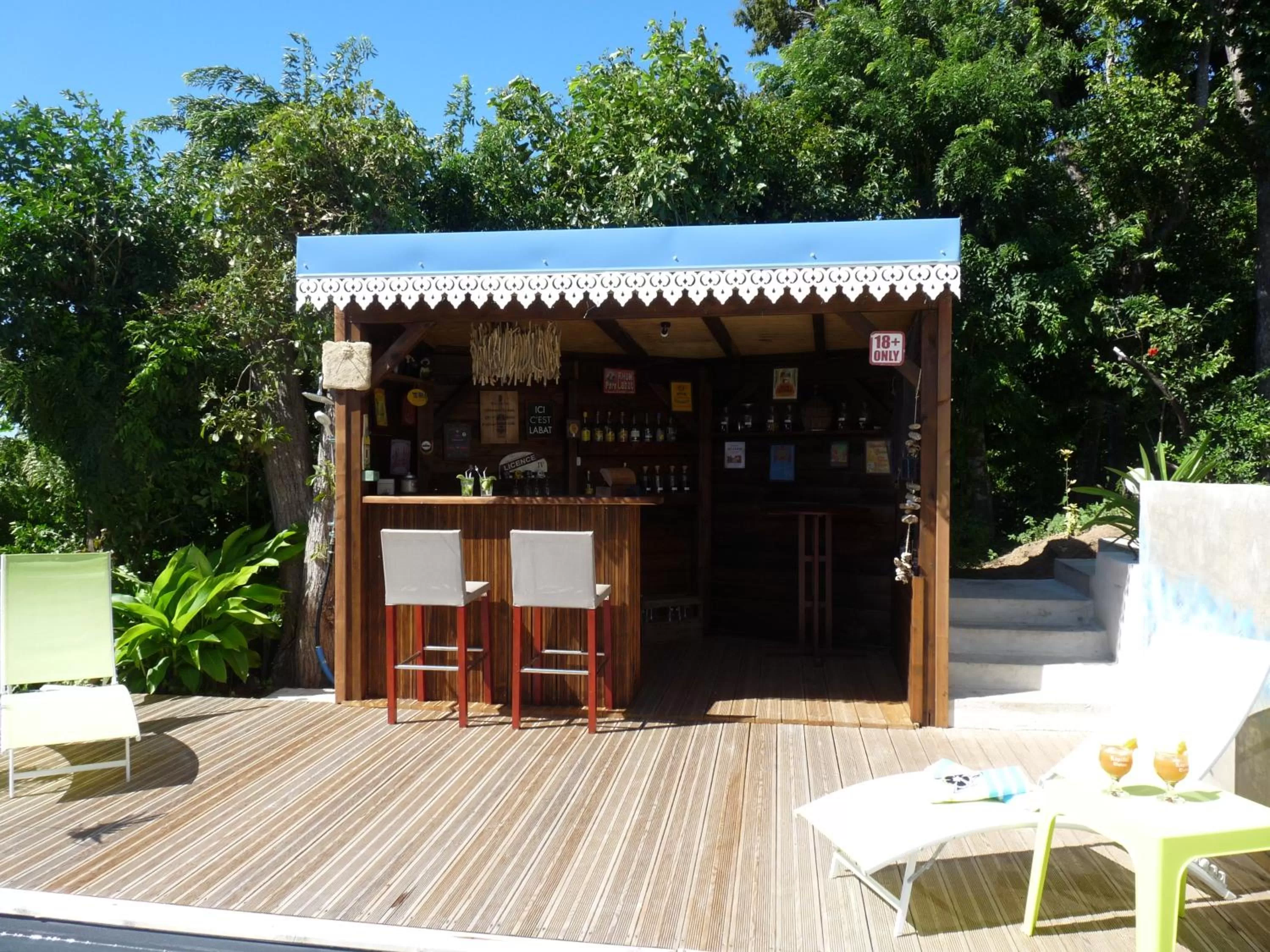 Lounge or bar in BUNGALOW La Tortue Bleue