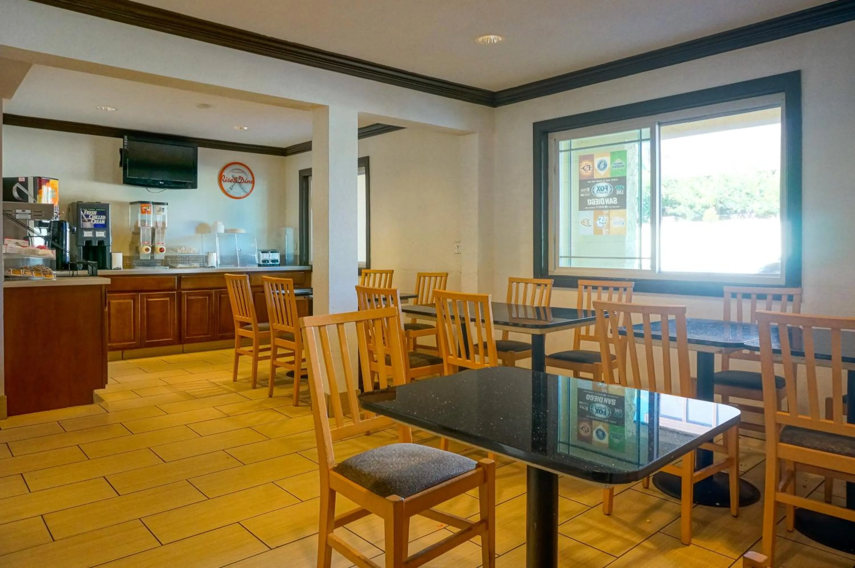 Dining area in Howard Johnson by Wyndham San Diego Hotel Circle