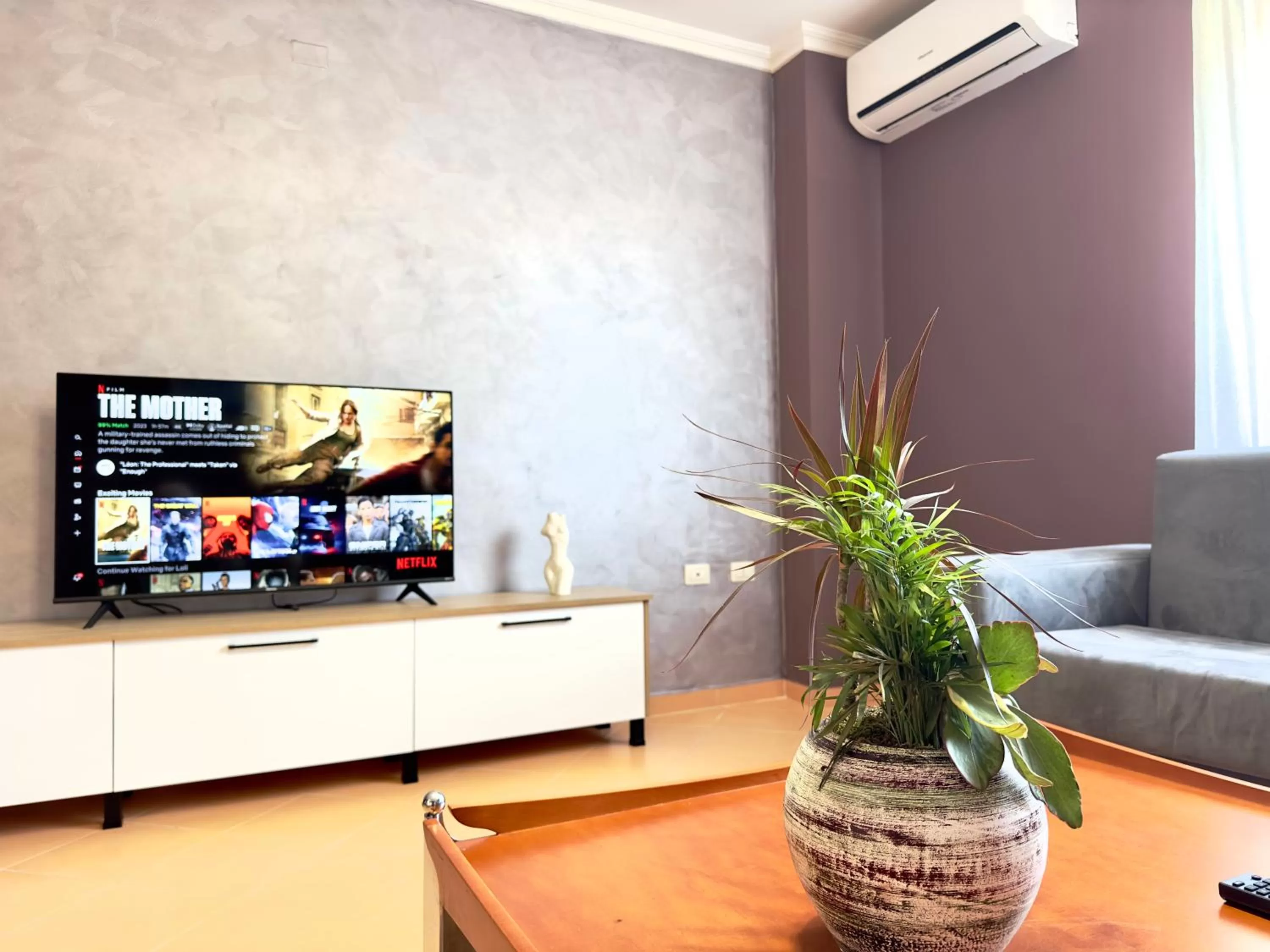 Communal lounge/ TV room in FAMILY SUITE RESIDENCE